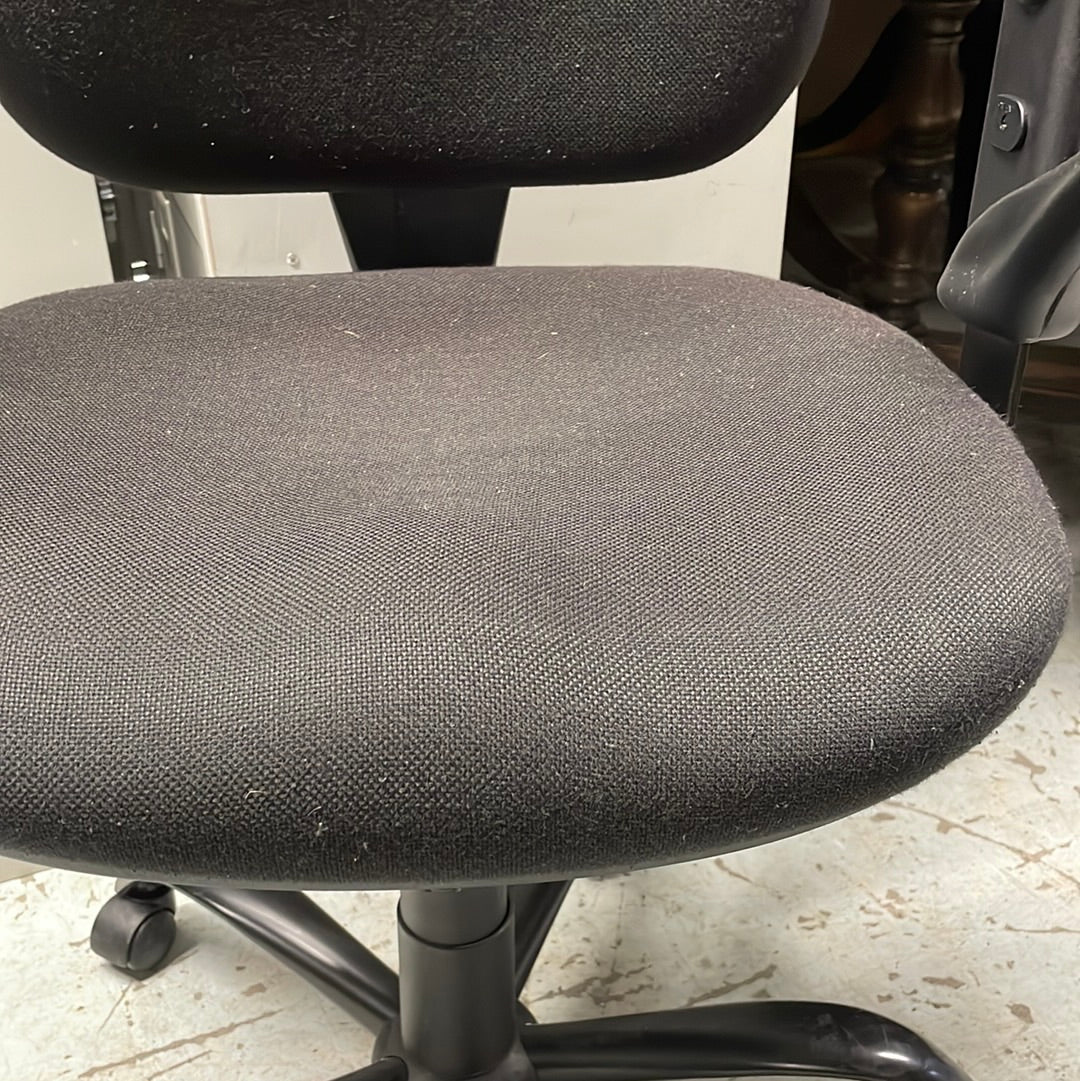 Black fabric second hand swivel chair with hight adjustable arms