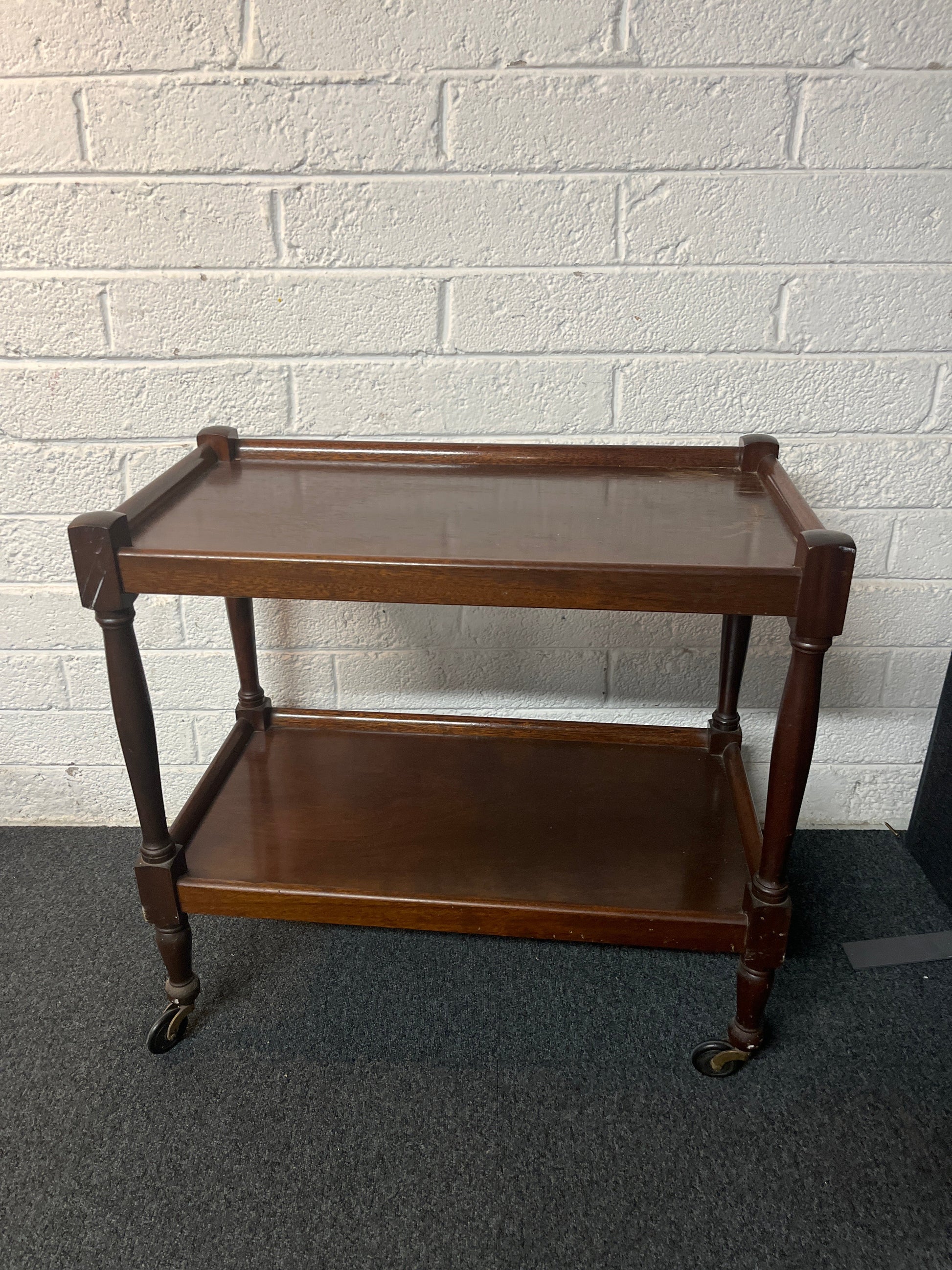 Mahogany tiered drinks trolley on castors (h 75 x W 78 x D 43 cm) 2225