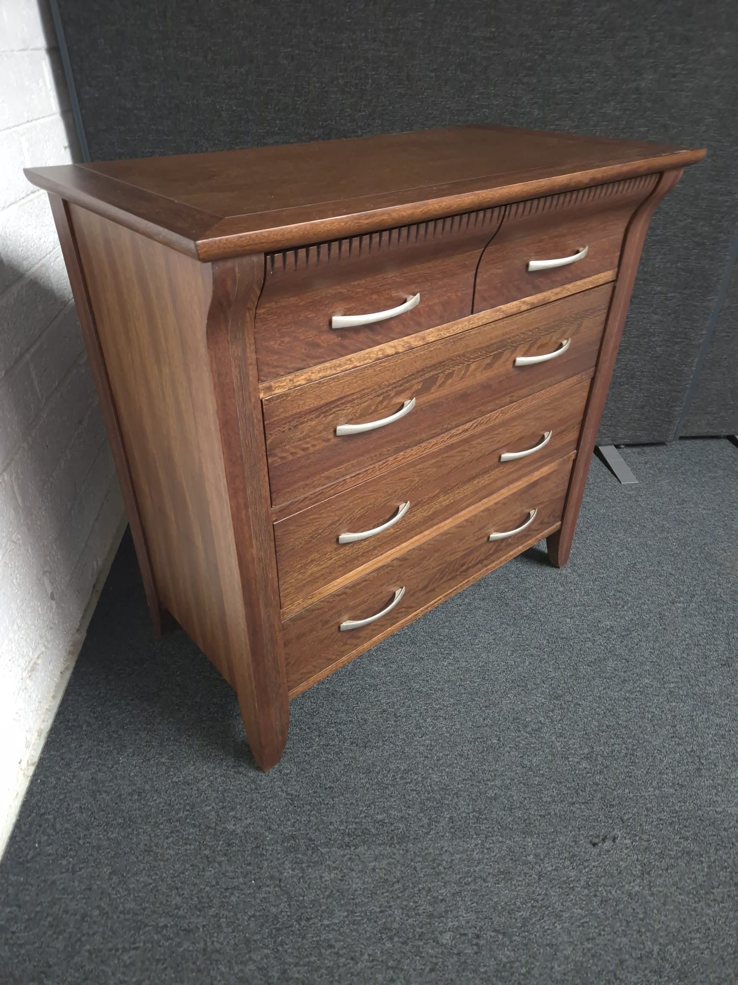 Tall solid dark wood stained 3+2 chest of drawers ( H 930 x W 940 x 500 mm) 1225
