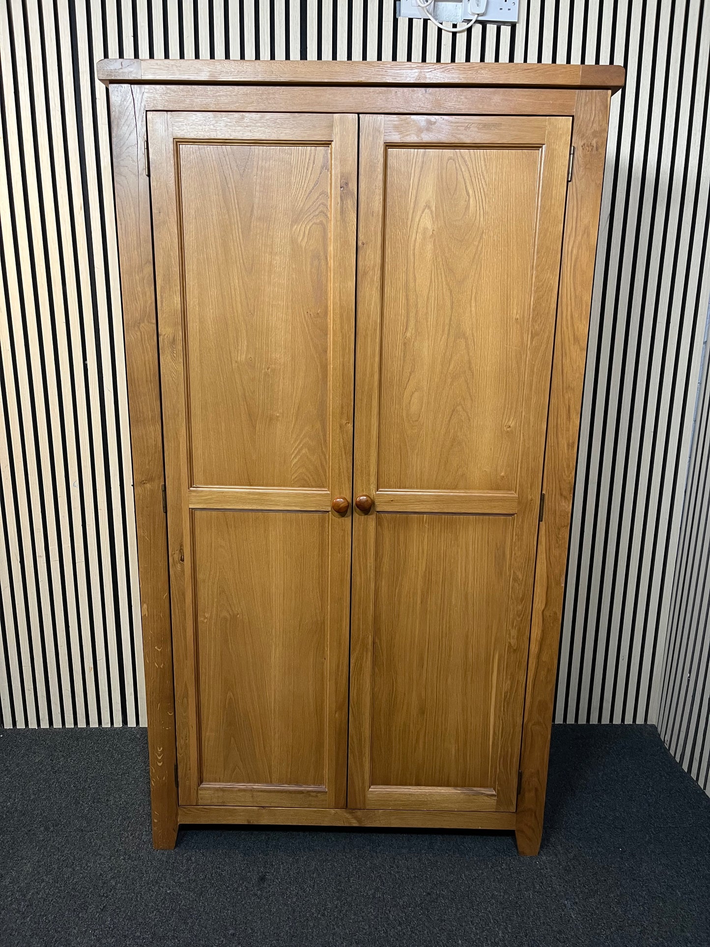Tall oak 2 door wardrobe (H 186 x W 105 x D 55 cm) 43605