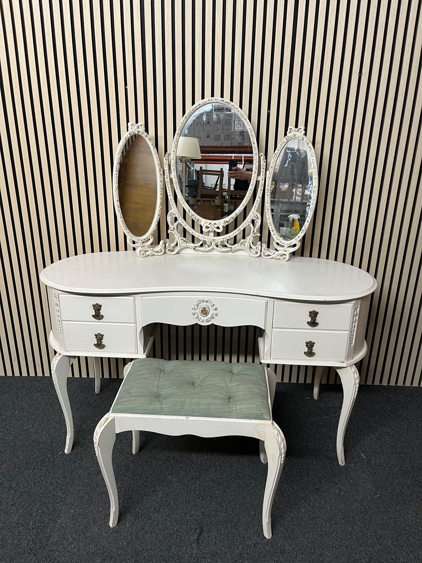 Ornate cream dressing table with matching mirror and stool (H 140 x W 132 x D 55 cm) 2325