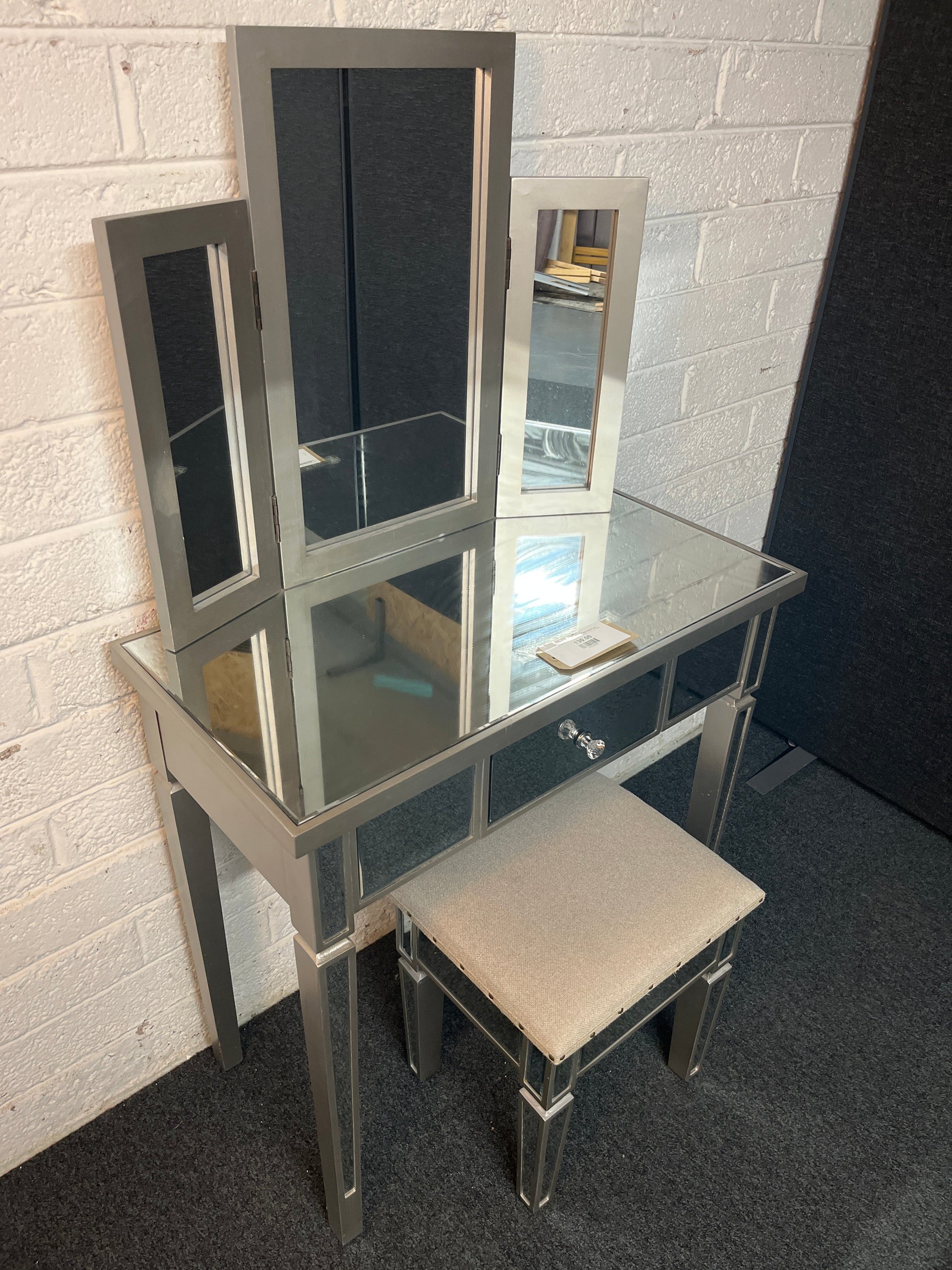 Mirrored bedroom make up dresser with drawers and matching mirror and stool (H 147 x W 80 x D 40 cm) 2225