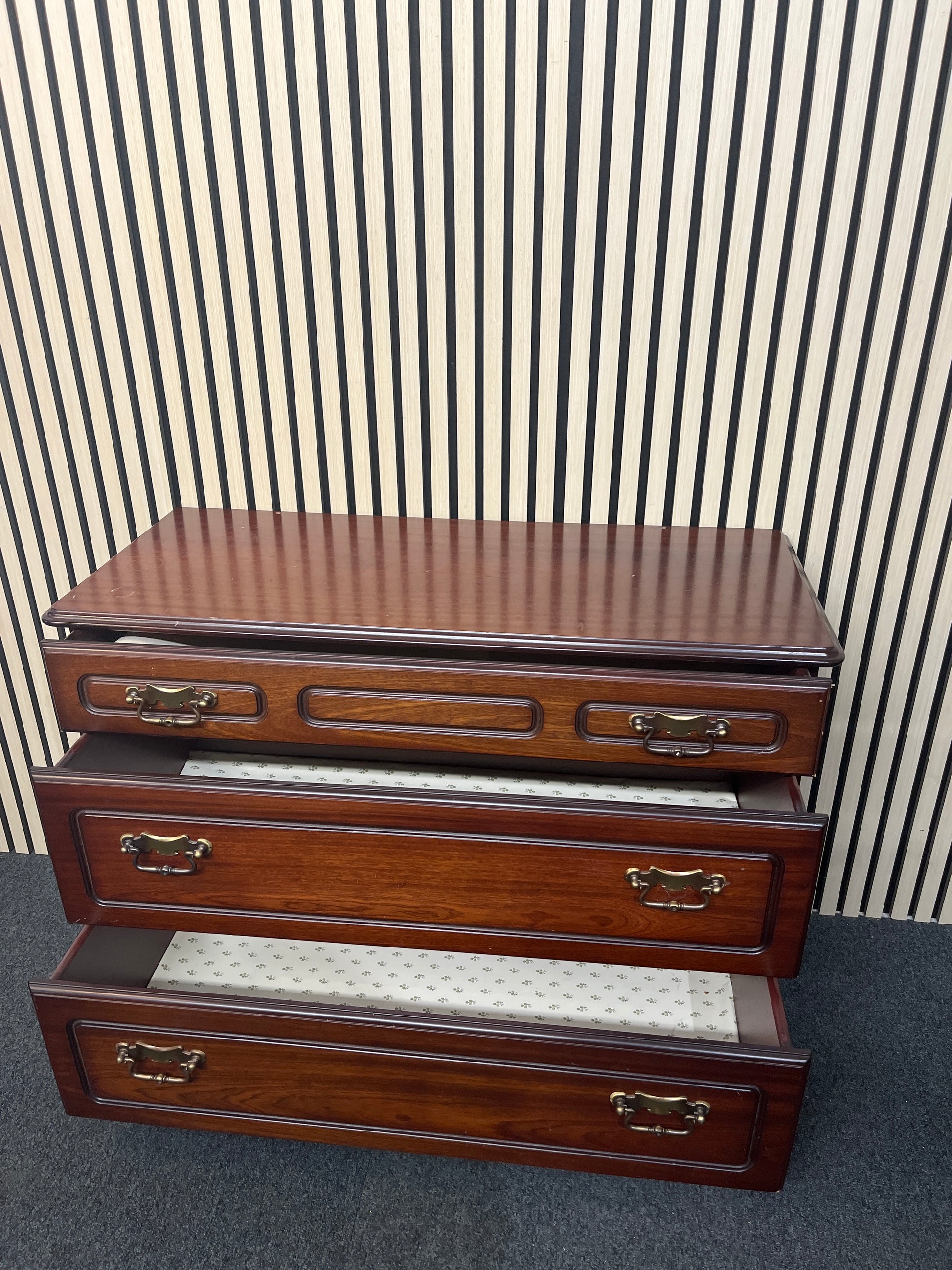 Rossmore mahogany low 3 drawer chest (H 73 x W 95 x D 41 cm) 3325