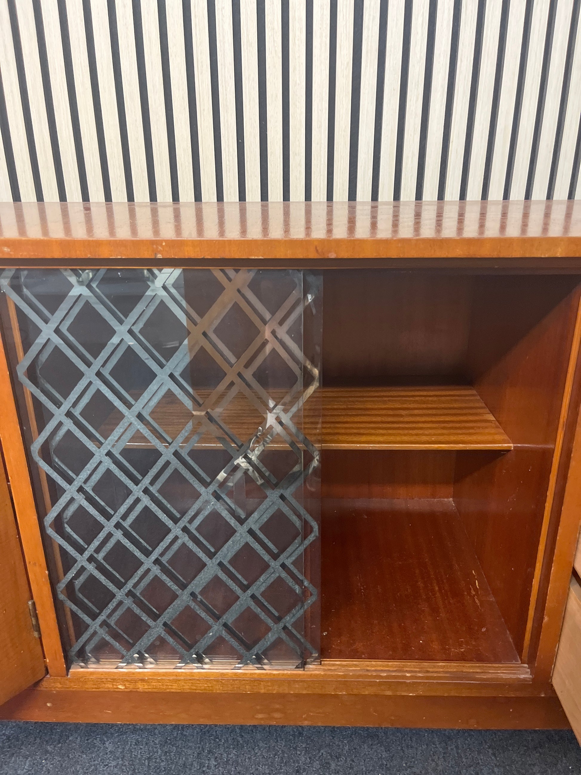 Retro teak stained 2 door 3 drawer glass fronted sideboard (H 83 x W 152 x D 44 cm) 2325