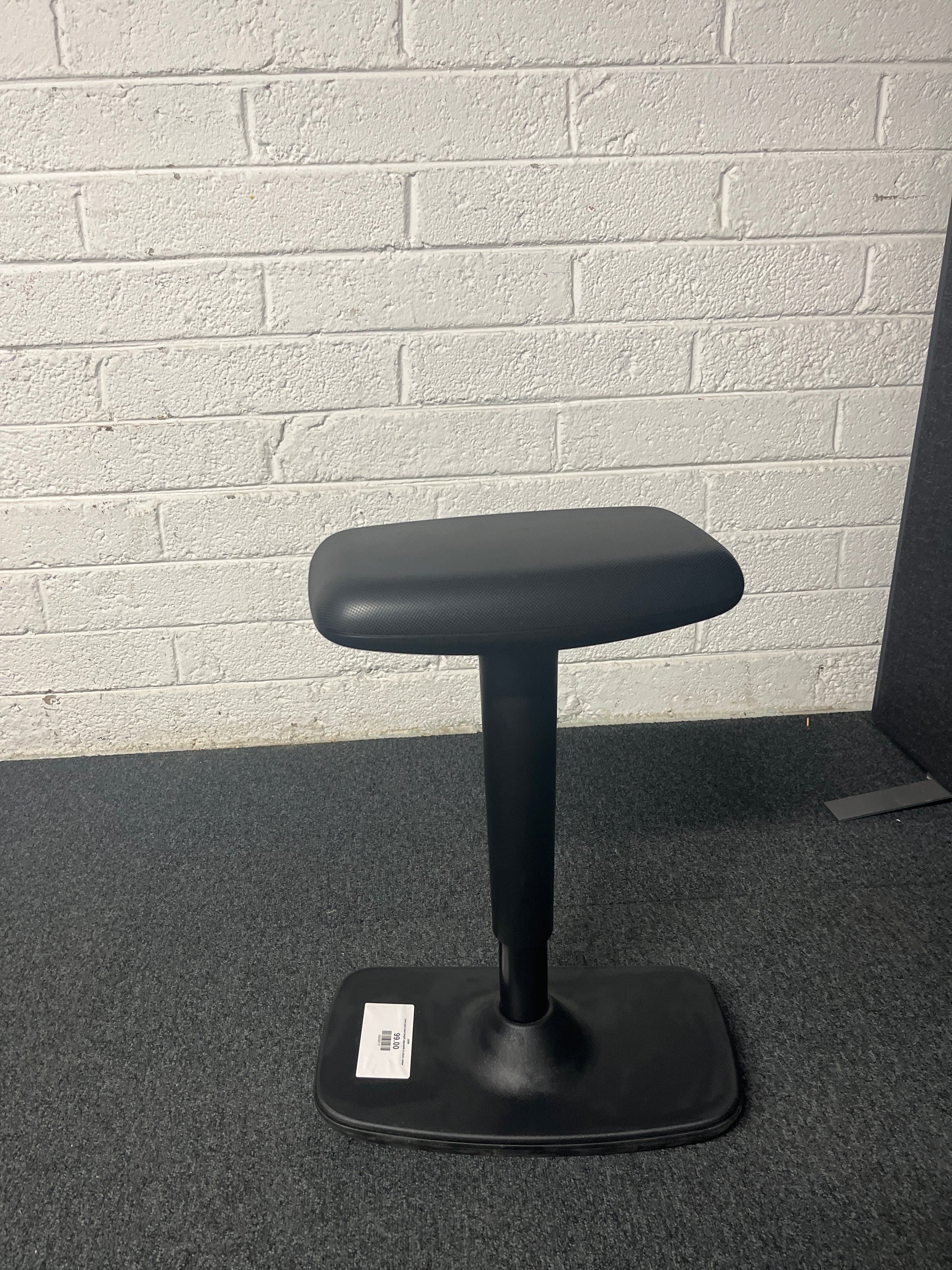 Lean back stool height adjustable in black rubber