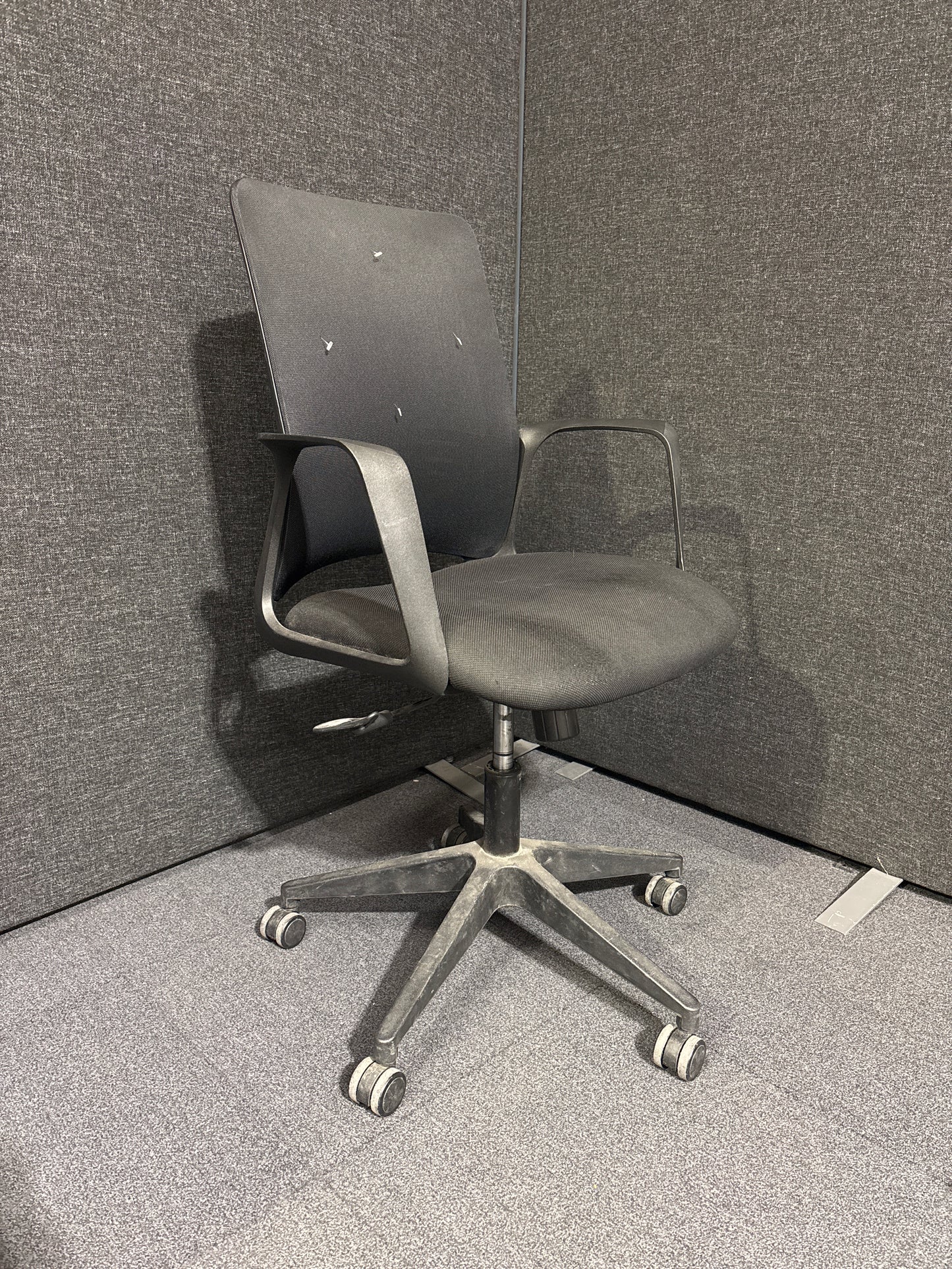 Black mesh back fabric seat second hand swivel chair