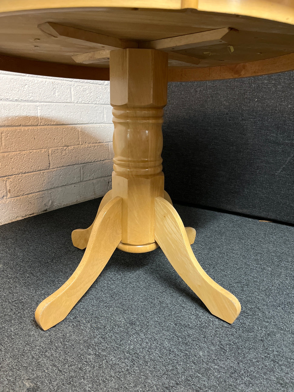 Circular hardwood kitchen table, central base (Diameter 106 cm) 3225