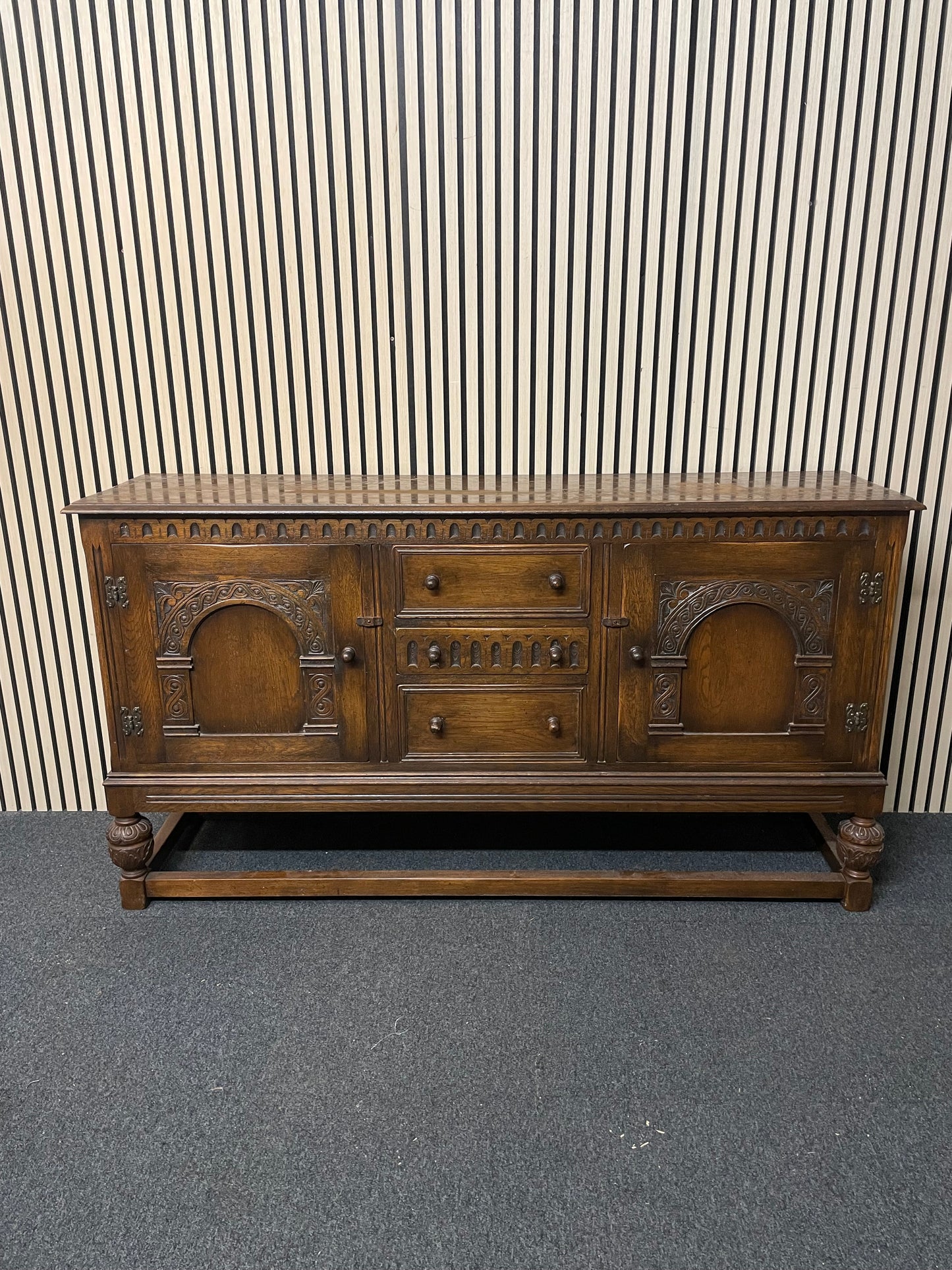 Solid english oak stained 2 door 3 drawer sideboard with ornate detail (H 90 x W 165 x D 43 cm) 2425