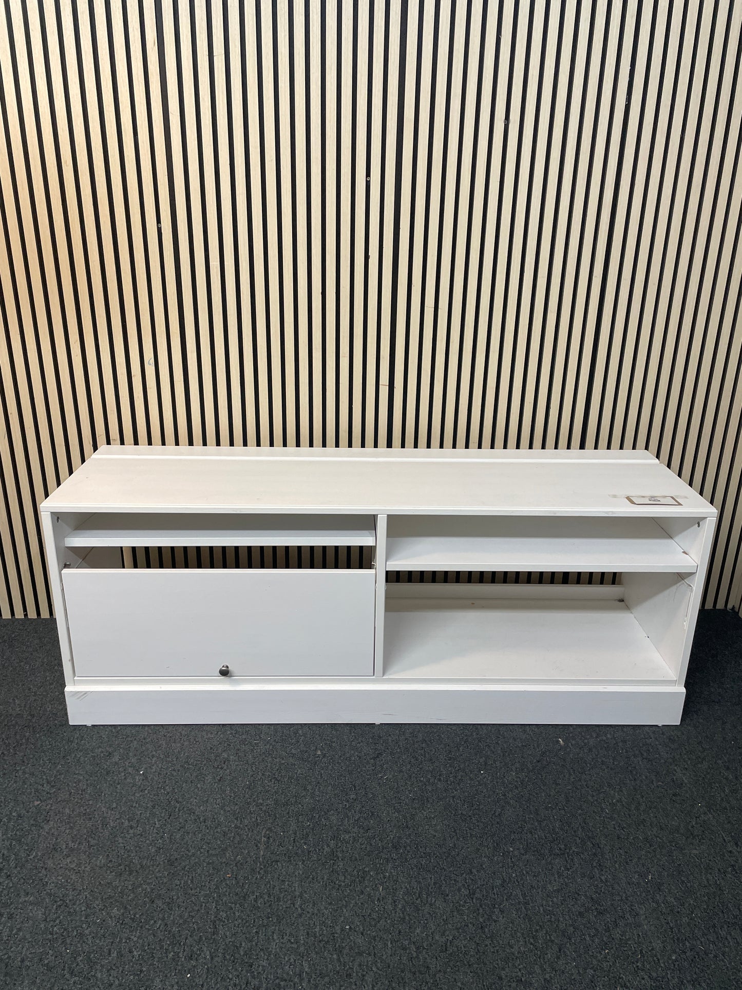 White laminate long 2 door tv unit (H 61 x W 160 x D 46 cm) 2425
