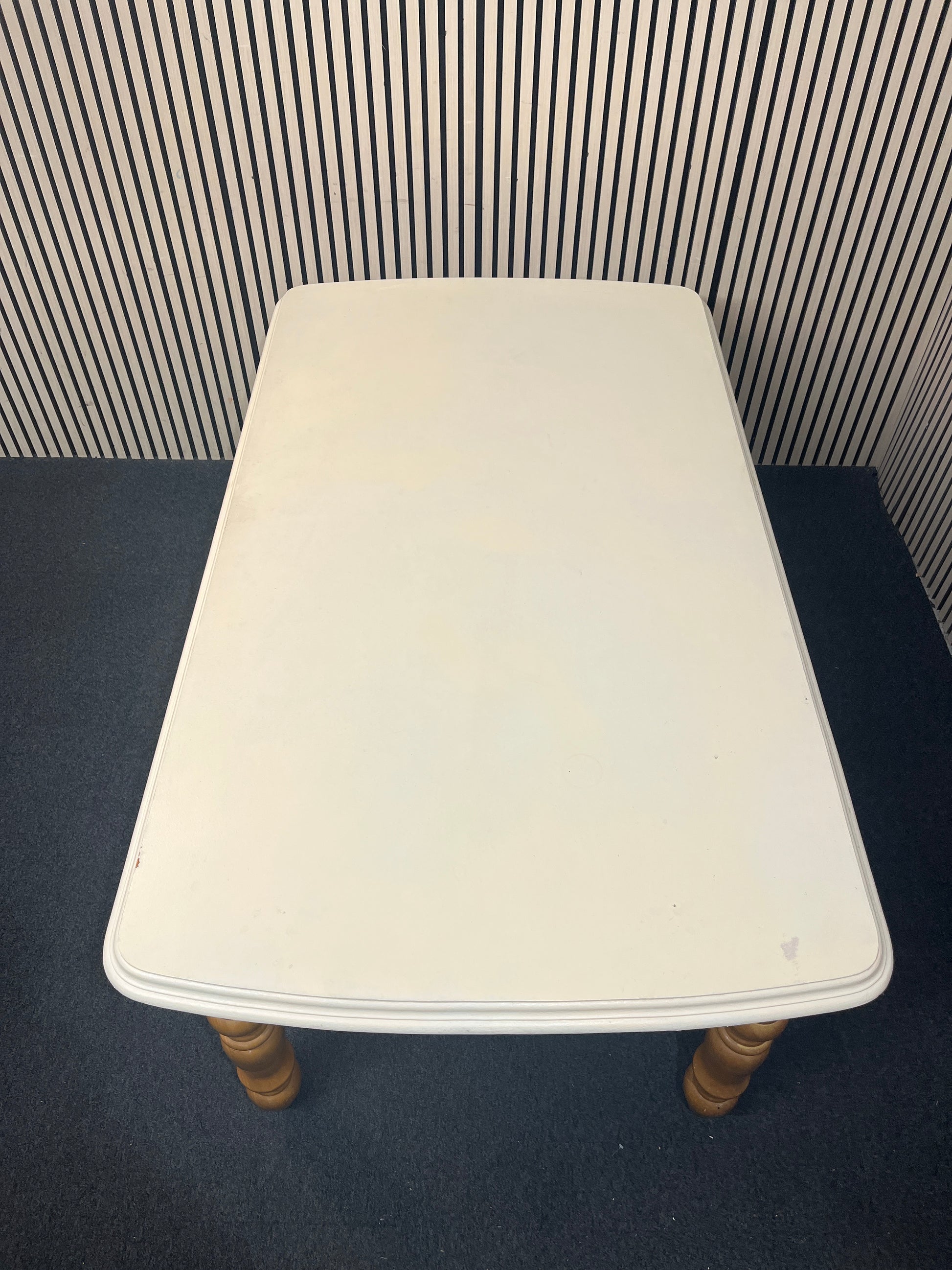 Large solid wood cream painted extendable dining table with glass top (L 163 x W 95 cm) 43833