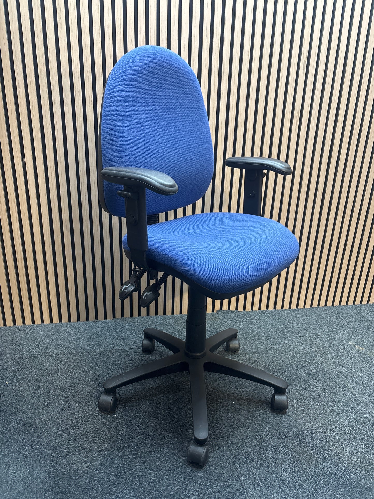 Medium Vantage oval back blue fabric swivel chair with pump up lumbar support and height adjustable arms
