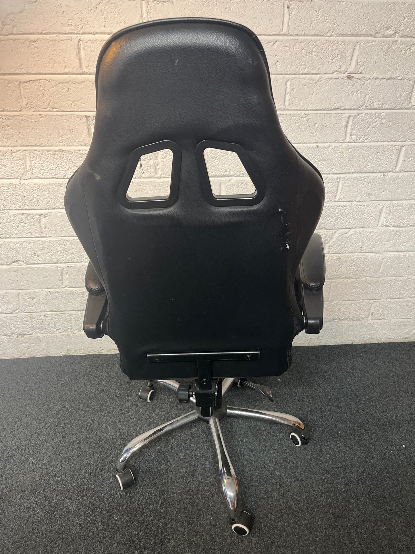 Black leatherette second hand gaming swivel chair 1325