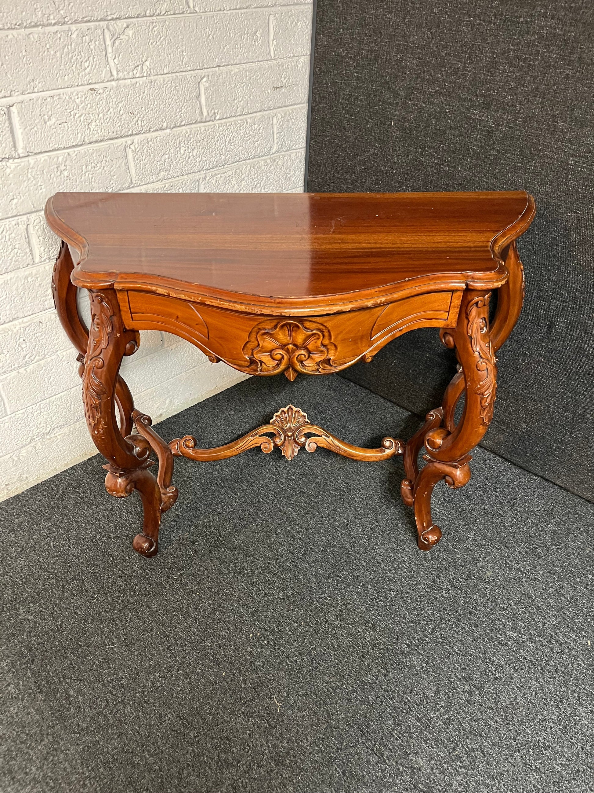 Ornate mahogany console tabel with carved detailing (H 750 x W 1050 x D 490 mm)