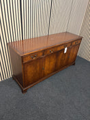 Inlaid mahogany four door three drawer mahogany sideboard (H 77 x W 154 x D 47 cm)  44561