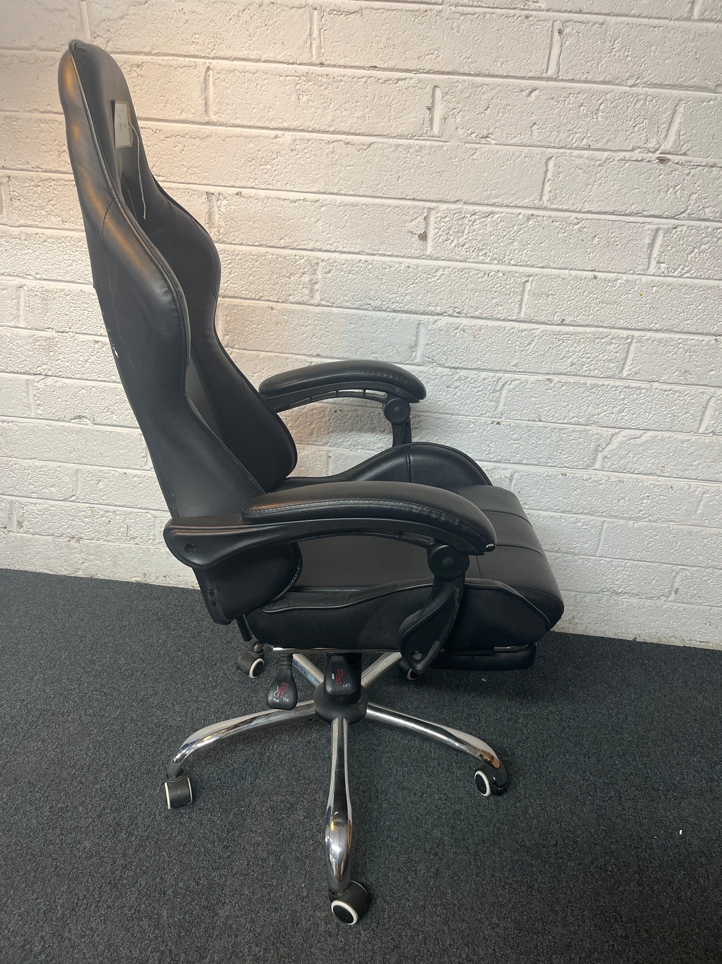 Black leatherette second hand gaming swivel chair 1325