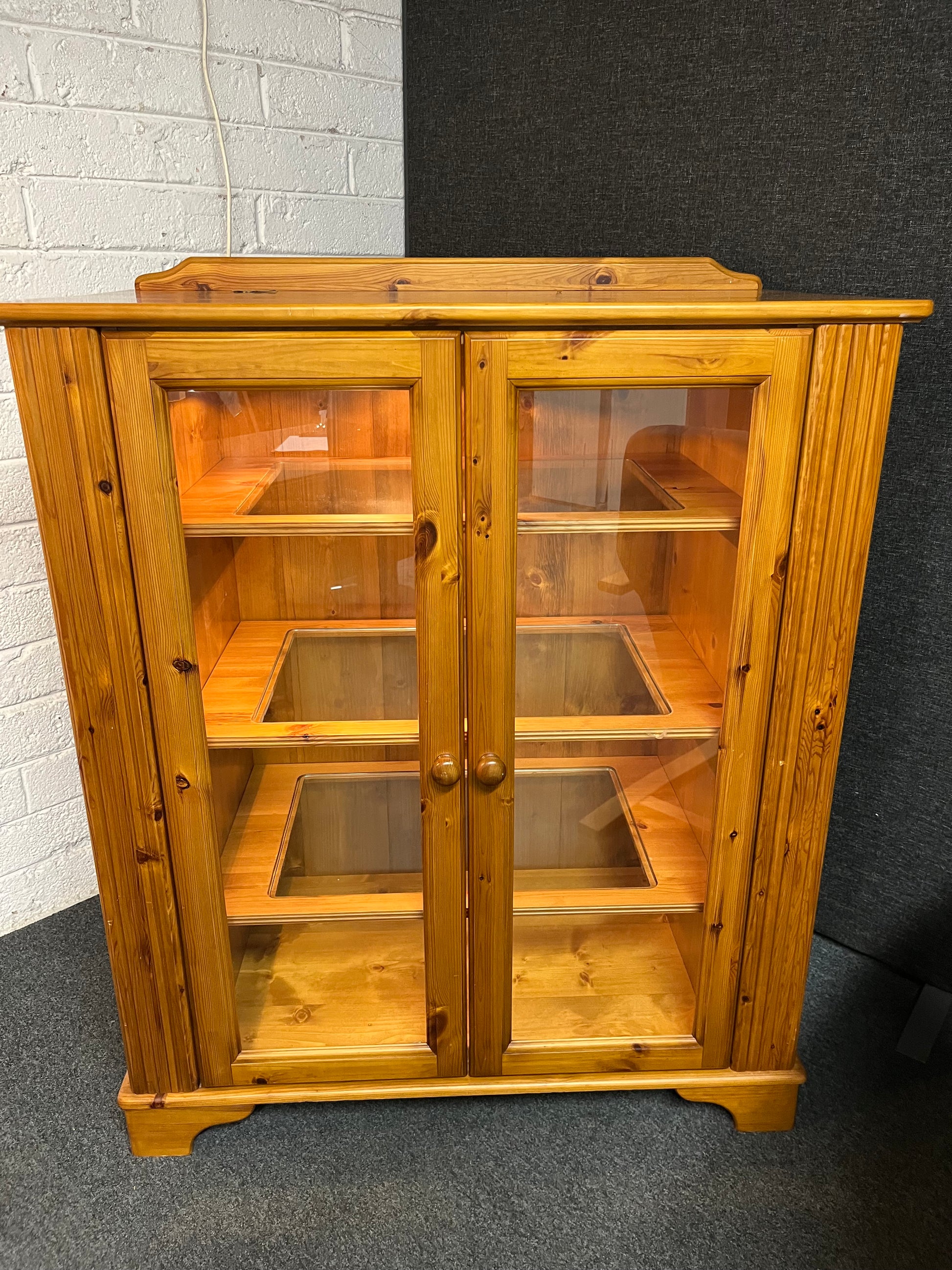 Solid pine 2 door glass display unit (H  128 x W  105 x D 58 cm) 3225