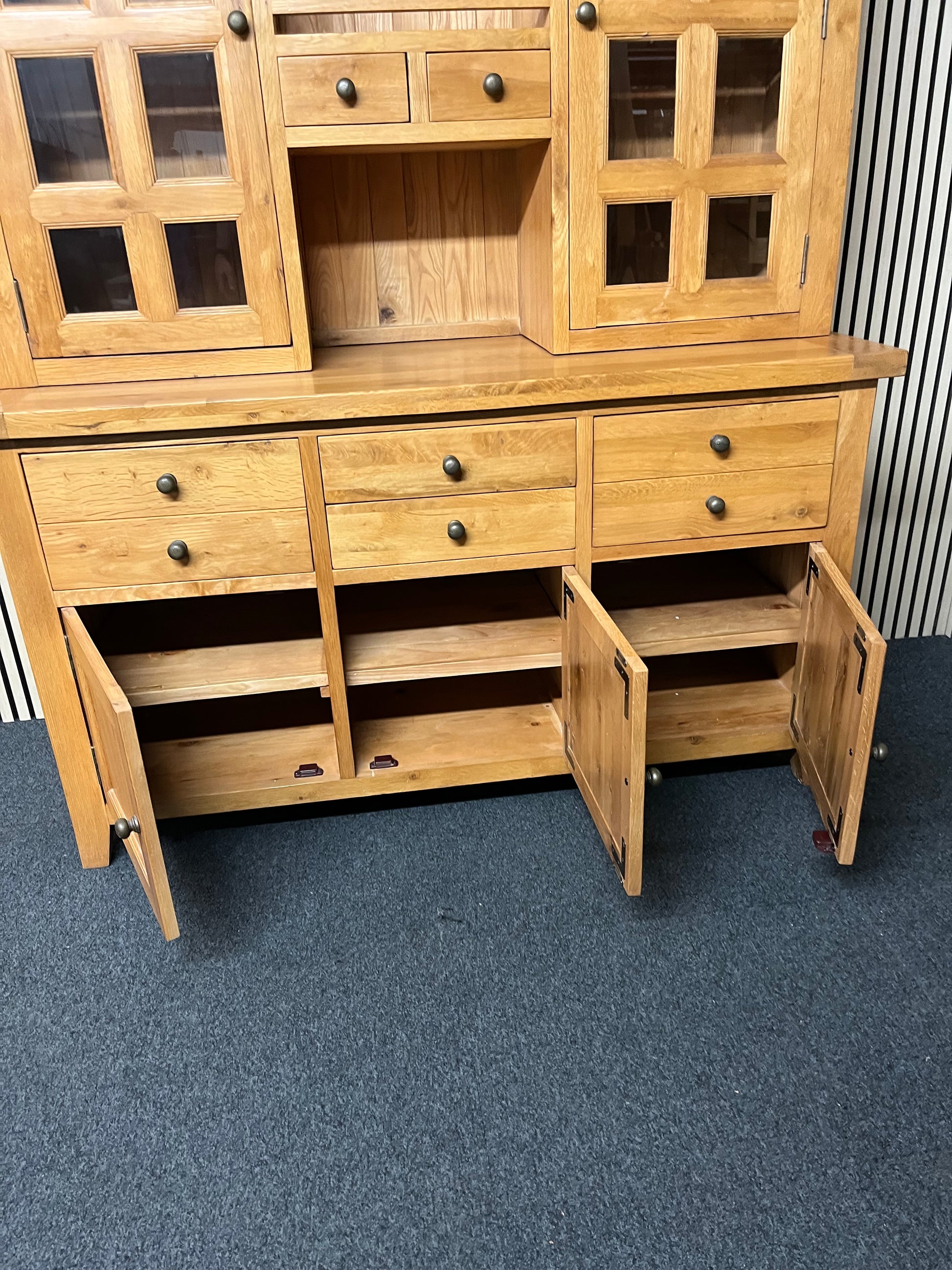 Tall solid oak kitchen dresser with glass doors and drawers, in 2 sections (H 200 x W 160 x D 60 cm) 2325