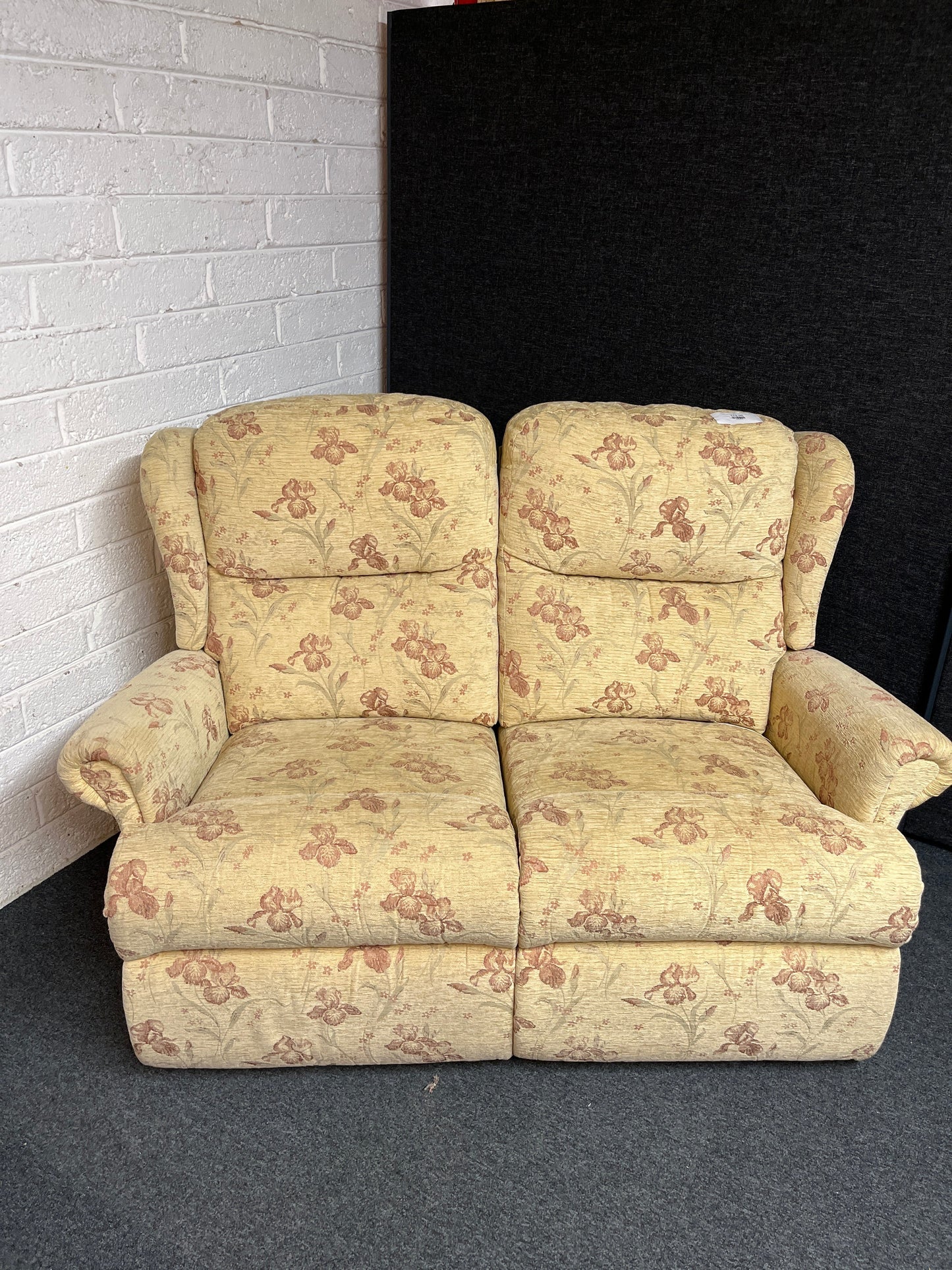 2 seater cream floral fabric recliner sofa suite  2225