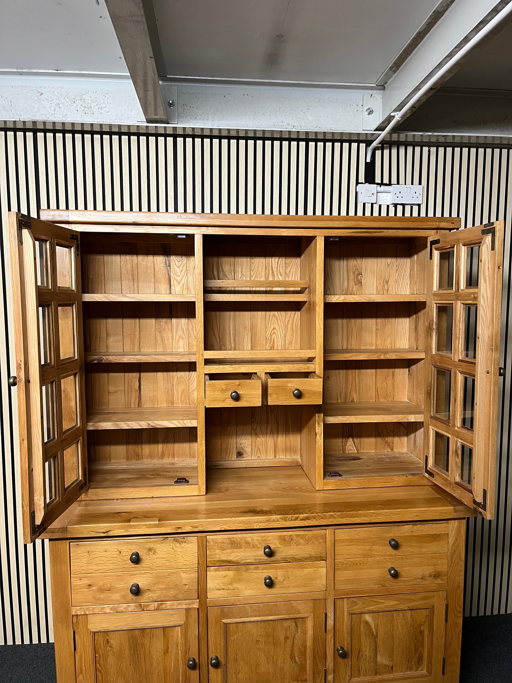 Tall solid oak kitchen dresser with glass doors and drawers, in 2 sections (H 200 x W 160 x D 60 cm) 2325