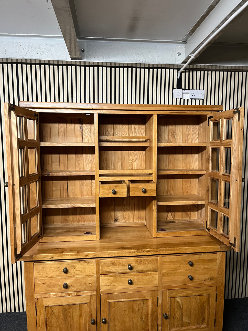 Tall solid oak kitchen dresser with glass doors and drawers, in 2 sections (H 200 x W 160 x D 60 cm) 2325