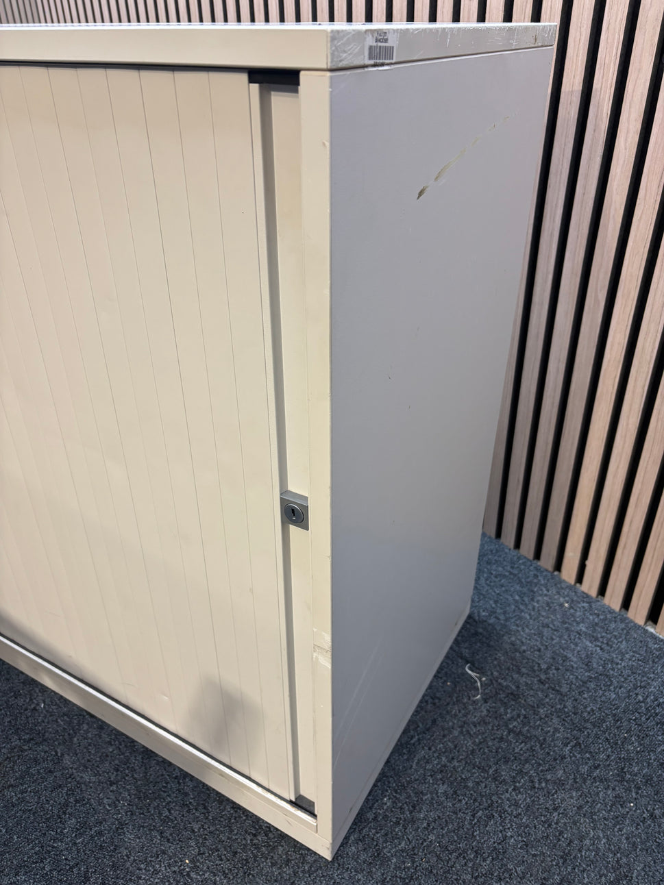White wooden tambour unit with storage shelf and sliding door (H 79 x W 80 x D 43 cm)