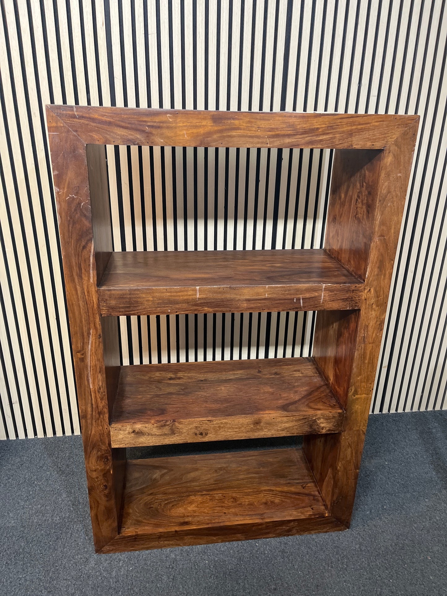 Large dark wood stained 3 shelf open bookcase (H 138 x W 89 x D 36 cm) 2226