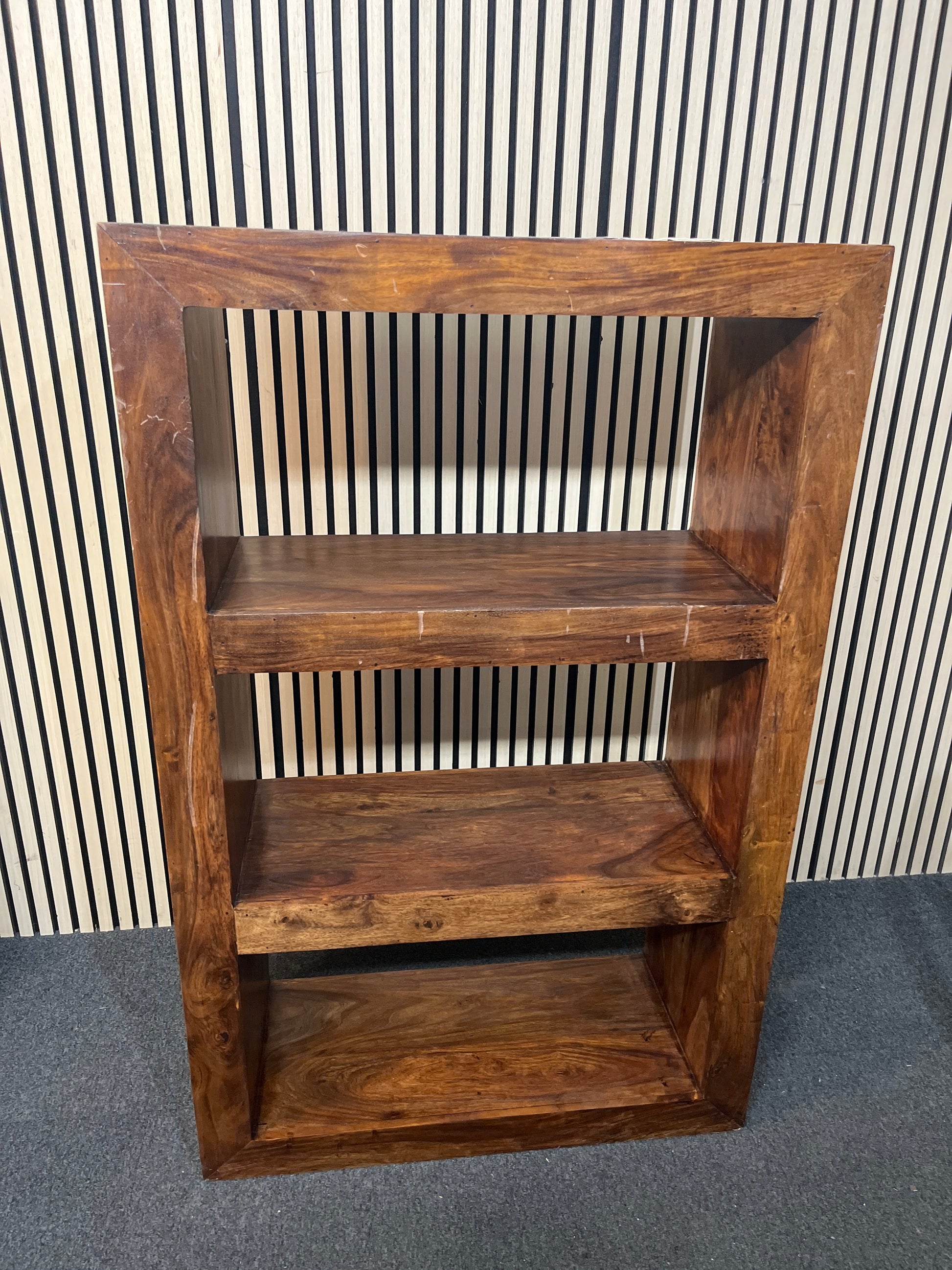 Large dark wood stained 3 shelf open bookcase (H 138 x W 89 x D 36 cm) 2226