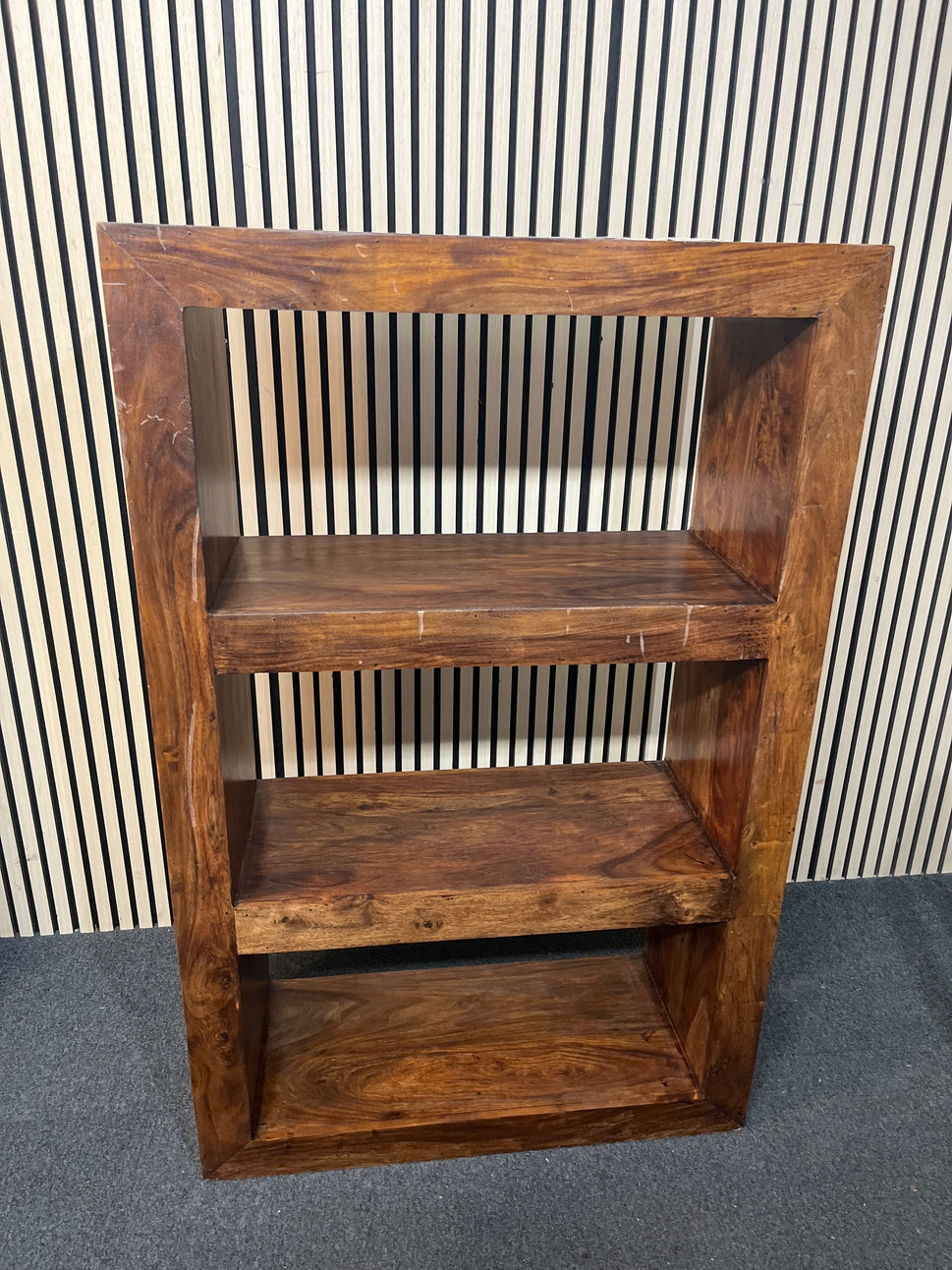 Large dark wood stained 3 shelf open bookcase (H 138 x W 89 x D 36 cm) 2226