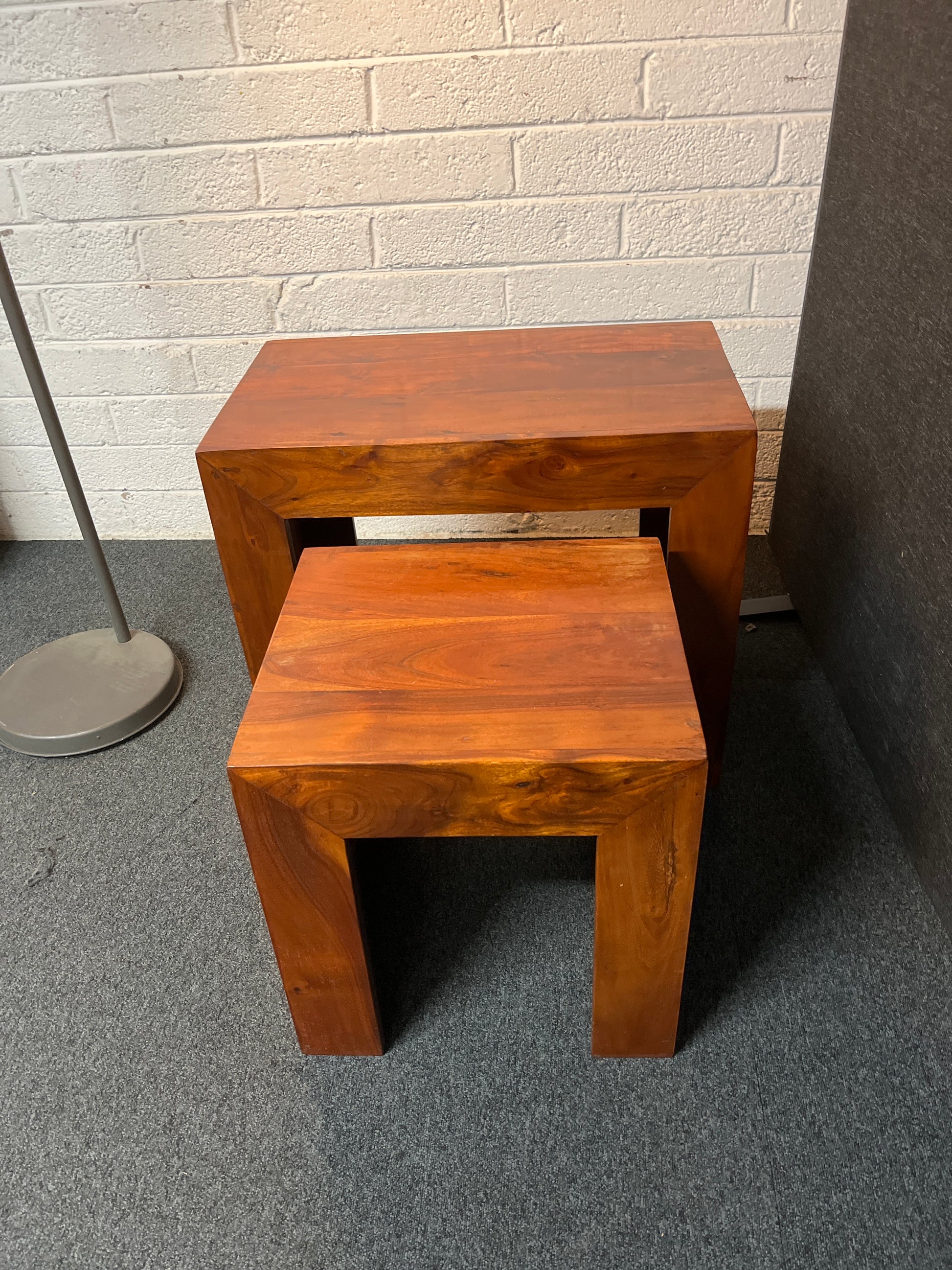 Solid teak stained nest of 2 lamp tables (H 60 x W 70 x D 40 cm) 2225