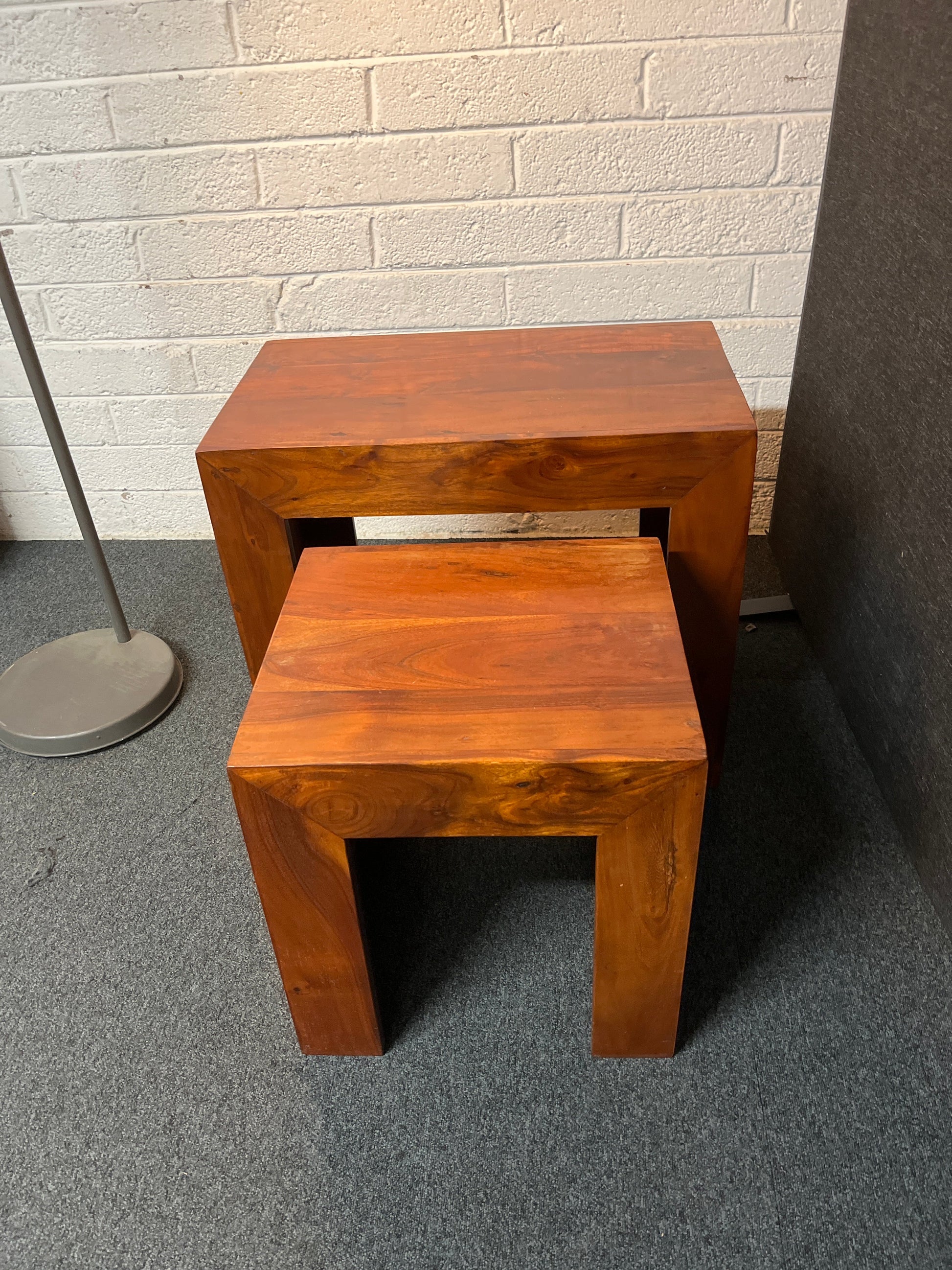 Solid teak stained nest of 2 lamp tables (H 60 x W 70 x D 40 cm) 2225