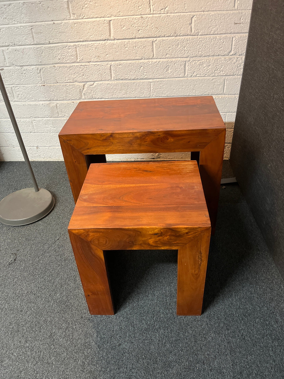 Solid teak stained nest of 2 lamp tables (H 60 x W 70 x D 40 cm) 2225