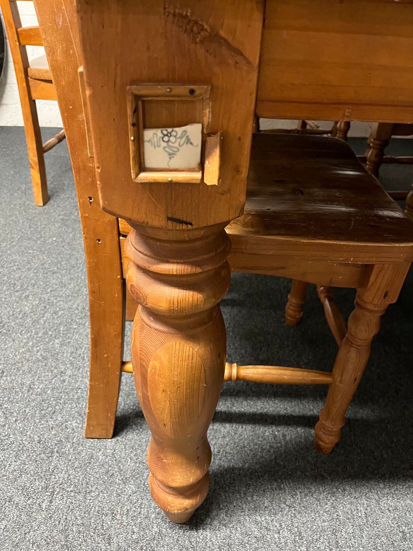 Large solid pine stained 6ft kitchen table(L 1720 x W 1050 mm) with 5 no. matching chairs  1225