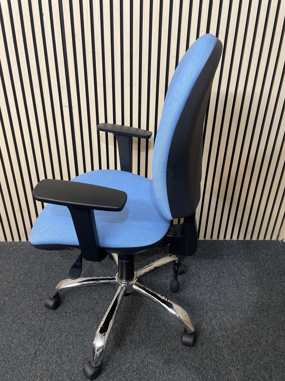 Lyreco - 3 level swivel chair with height adjustable back, height adjustable arms and ergonomic back pump - POWDER BLUE
