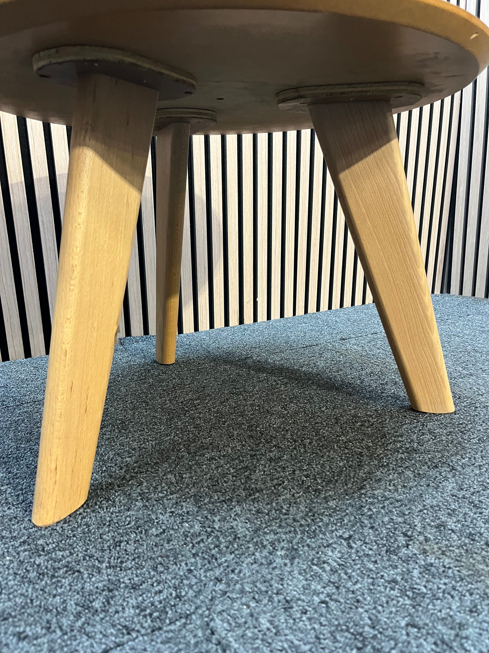 Low circular white laminate coffee table (height 41 x Diameter 60 cm) 3126