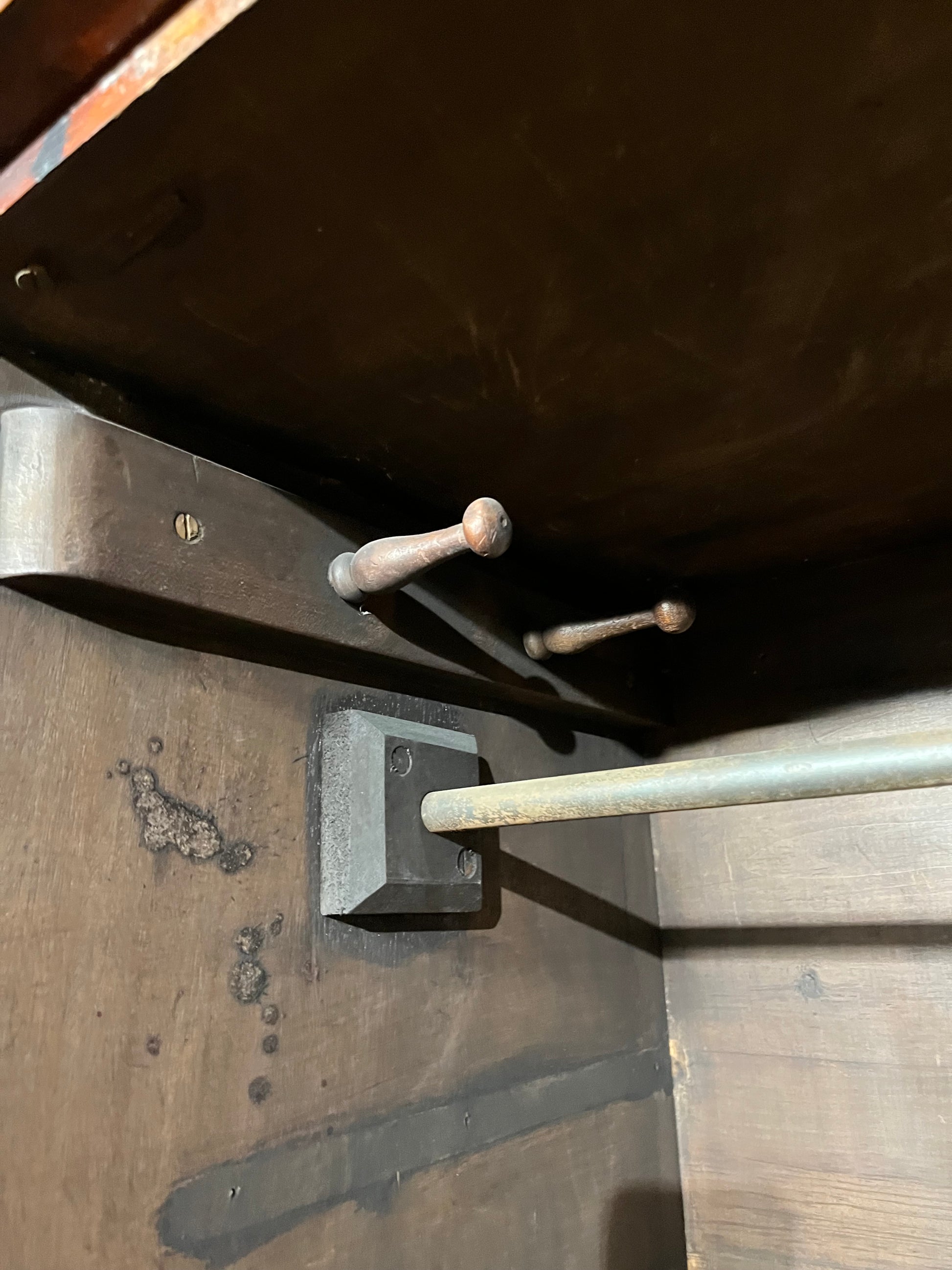 Antique mahogany tall 2 door 1 drawer gentlemans wardrobe with internal drawers and hanging rail (H 200 x W 123 x D 48 cm) 2425