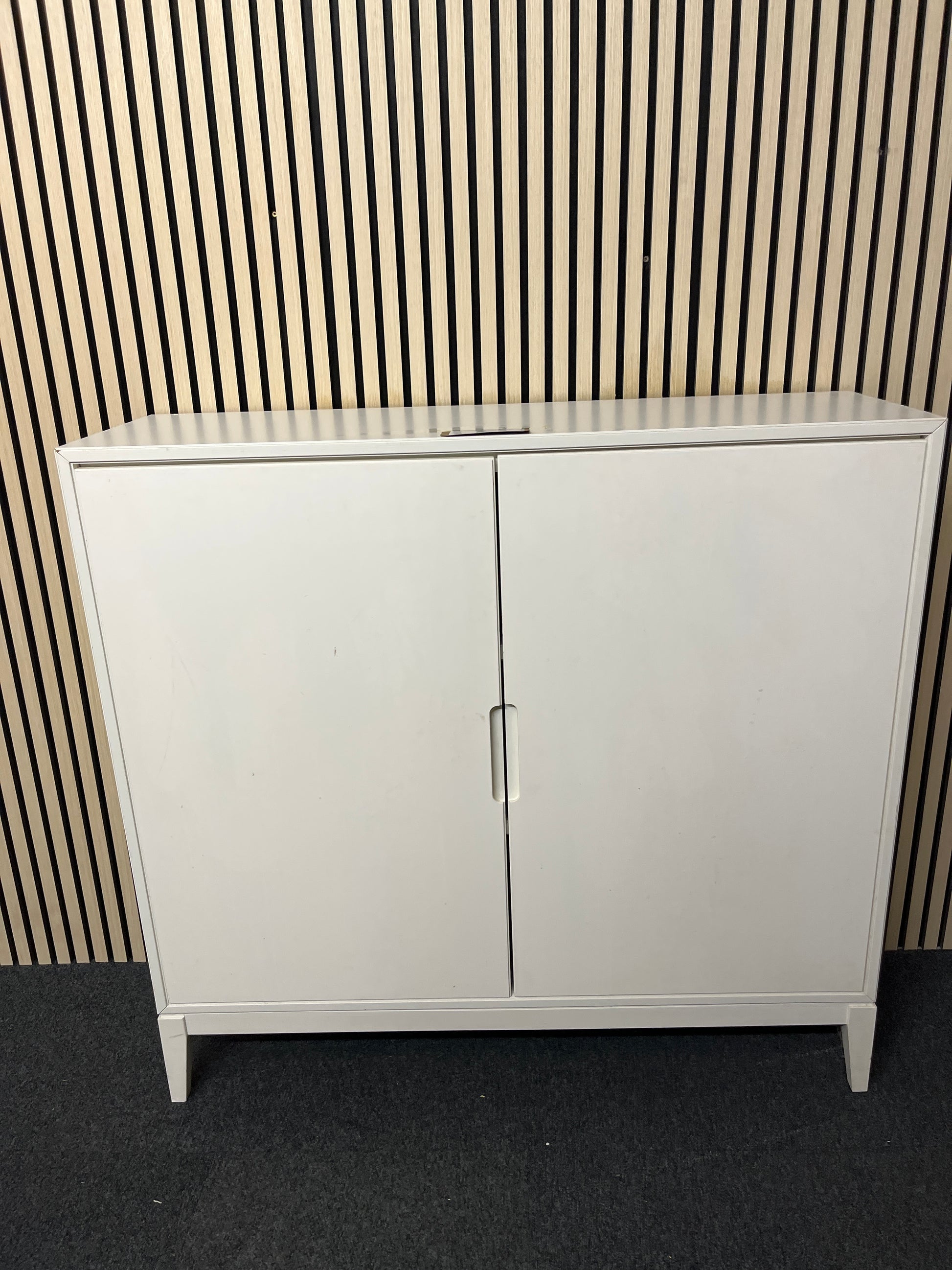 White wood laminate 2 door storage unit (H 112 x W 116 x D 38 cm) 2325