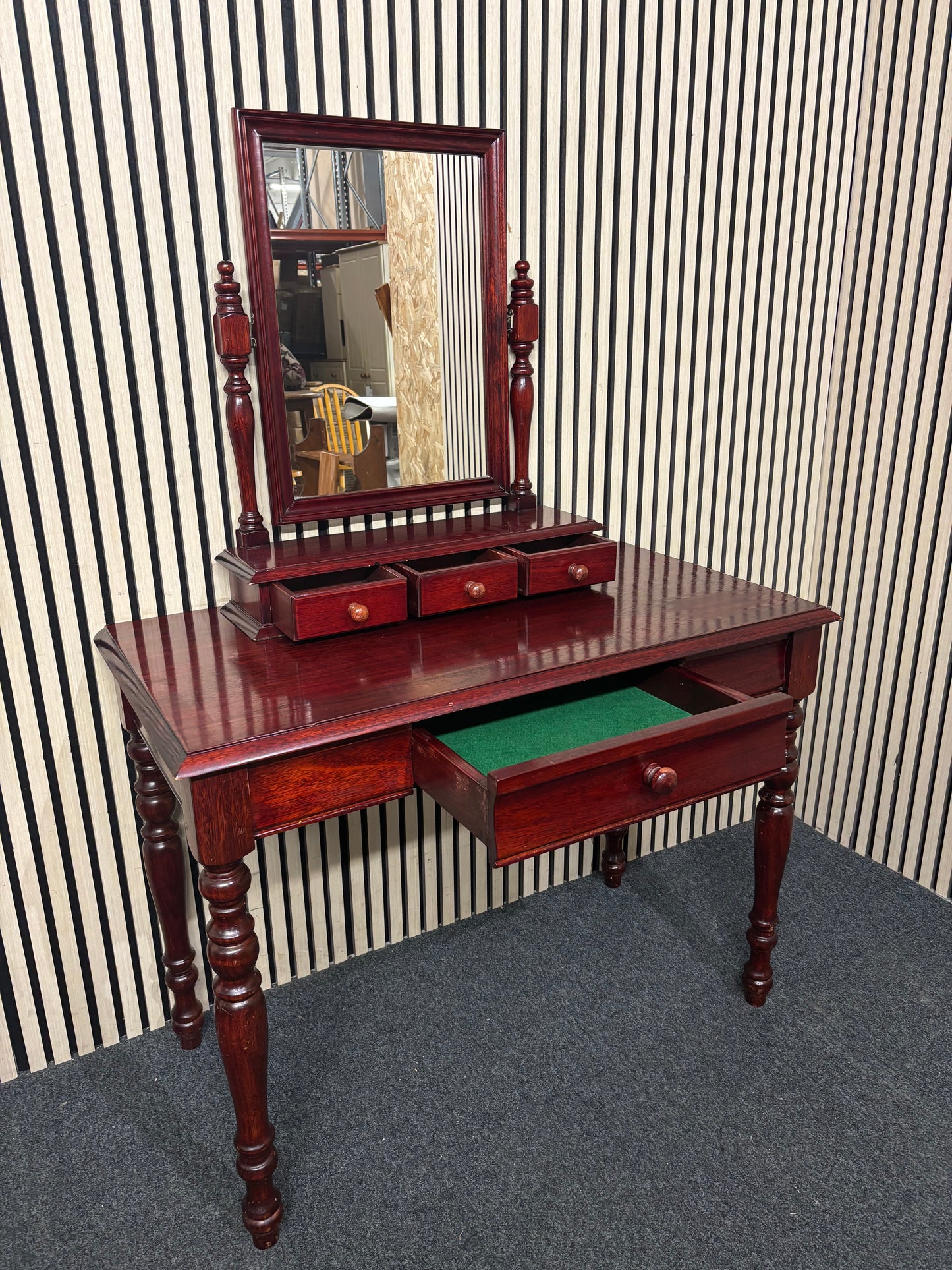 Ornate 4 drawer long stag mahogany bedroom dressing table with mirror (H 152 x W 104 x D 55 cm) 2226