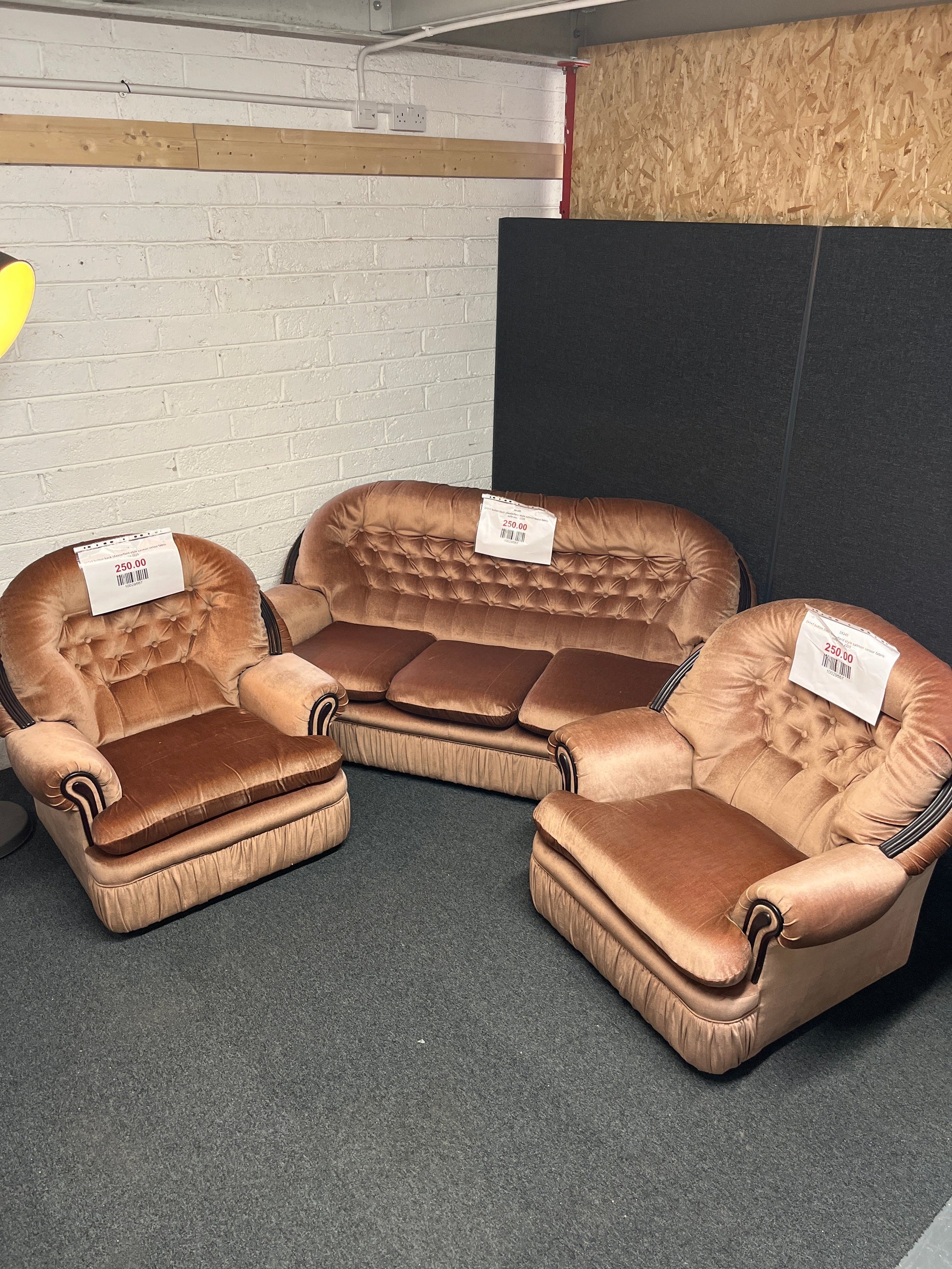 3+1+1 button back chesterfield style salmon velour fabric sofa suite 2225