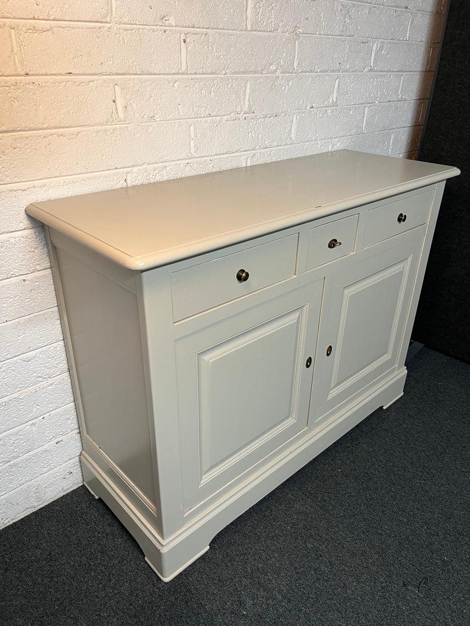 Solid wood white painted large 2 door 3 drawer sideboard (H 100 x W 135 x D 50 cm) 2225