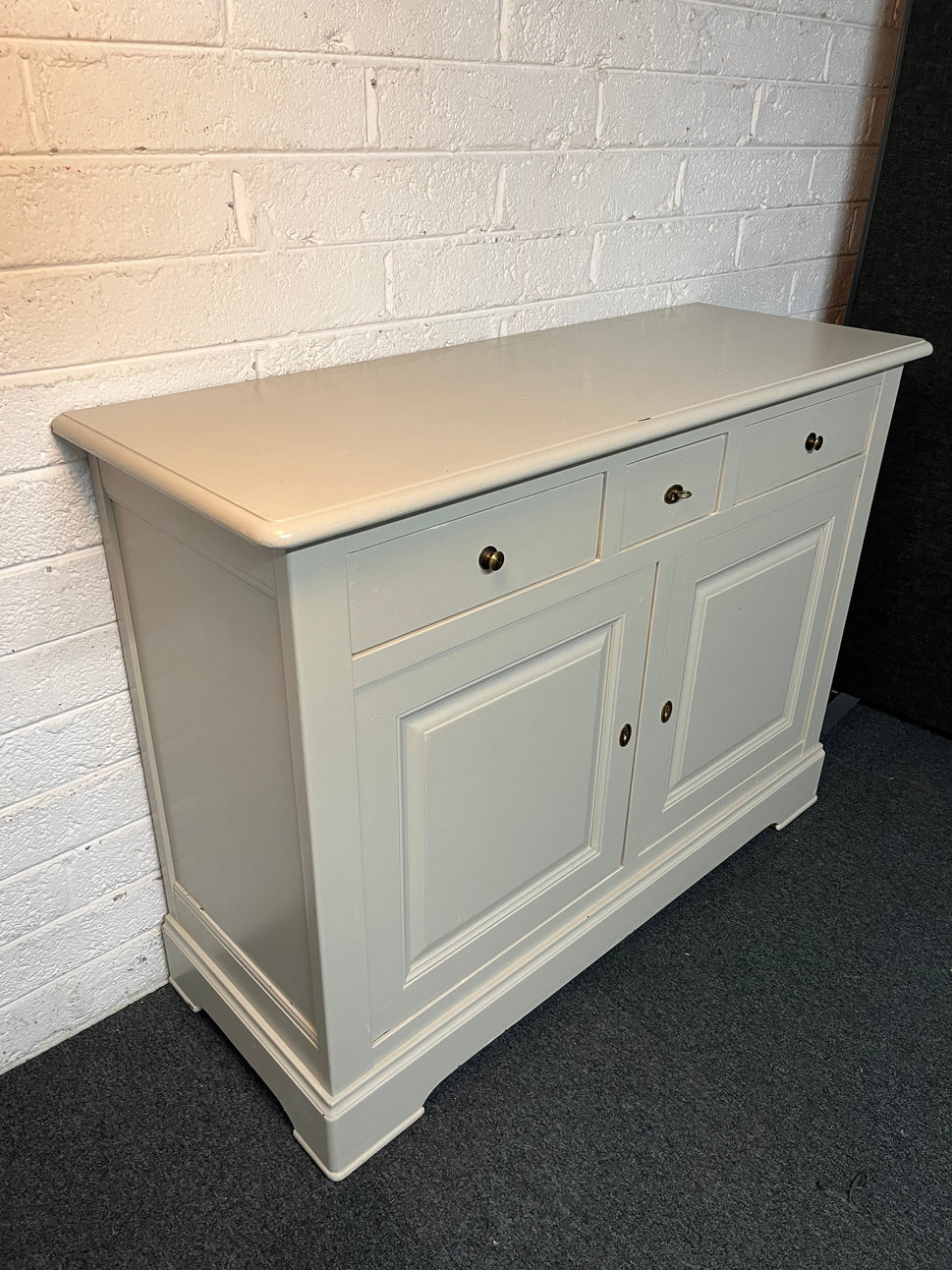 Solid wood white painted large 2 door 3 drawer sideboard (H 100 x W 135 x D 50 cm) 2225