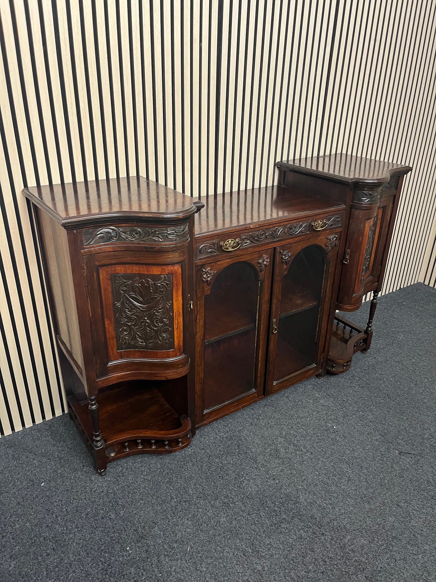 Ornate 2 glass door dark mahogany stained bow fronted sideboard (H 100 x W 155 x D 50 cm) 3325