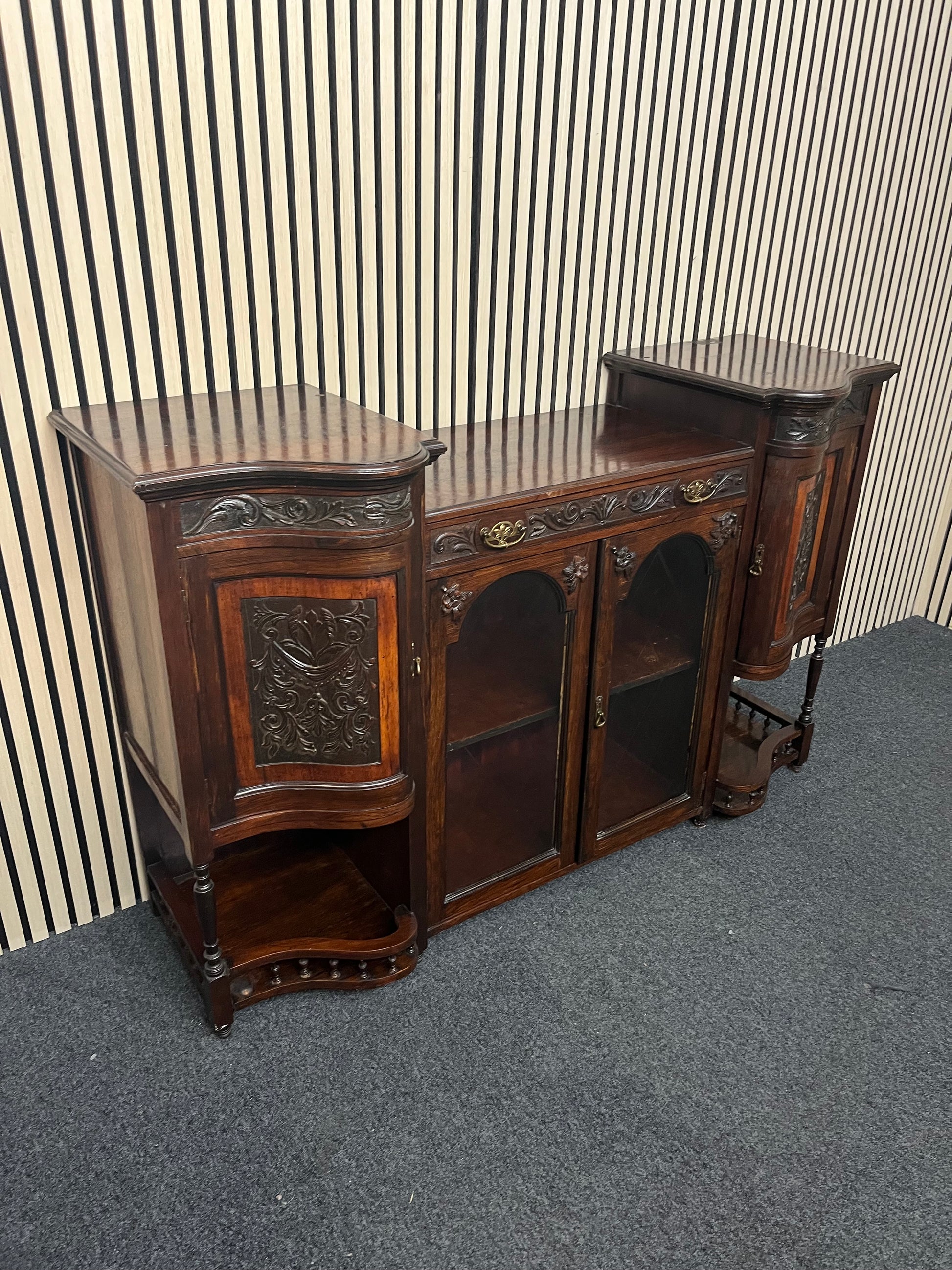 Ornate 2 glass door dark mahogany stained bow fronted sideboard (H 100 x W 155 x D 50 cm) 3325