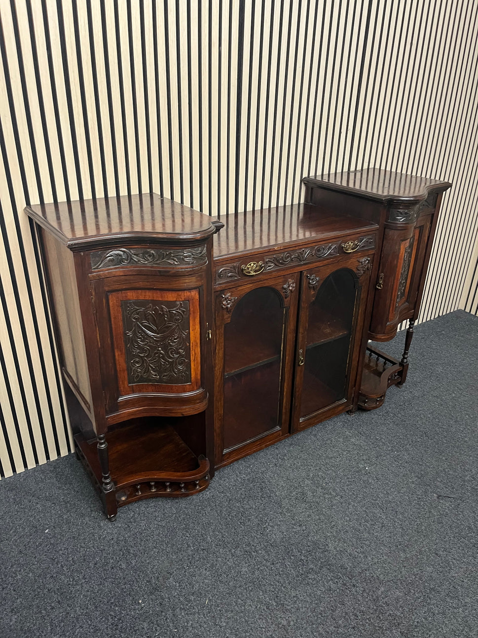 Ornate 2 glass door dark mahogany stained bow fronted sideboard (H 100 x W 155 x D 50 cm) 3325