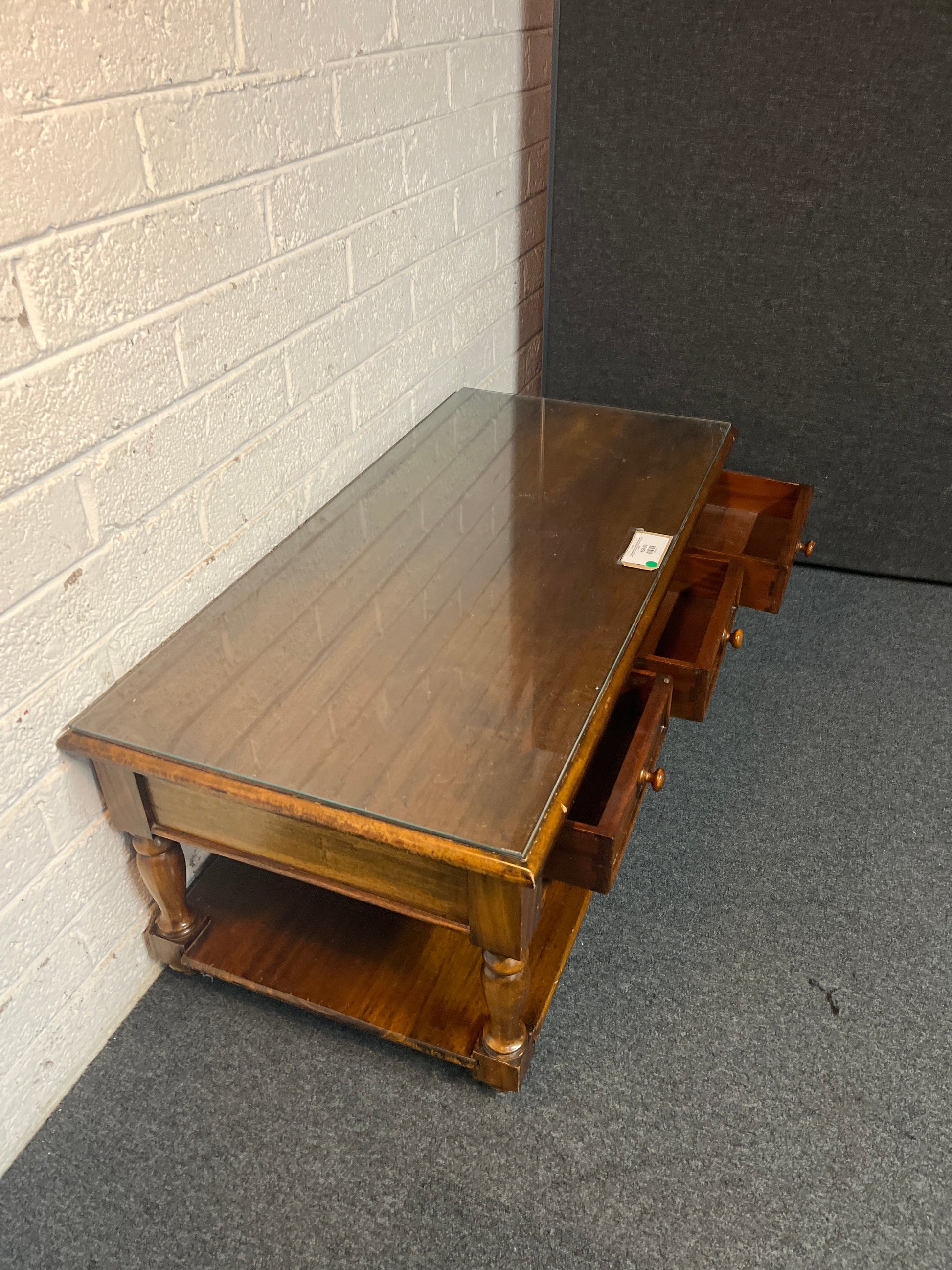 Large rectangular solid mahogany coffee table with drawers and protective glass top (H 53 x W 131 x D 62 cm) 2225