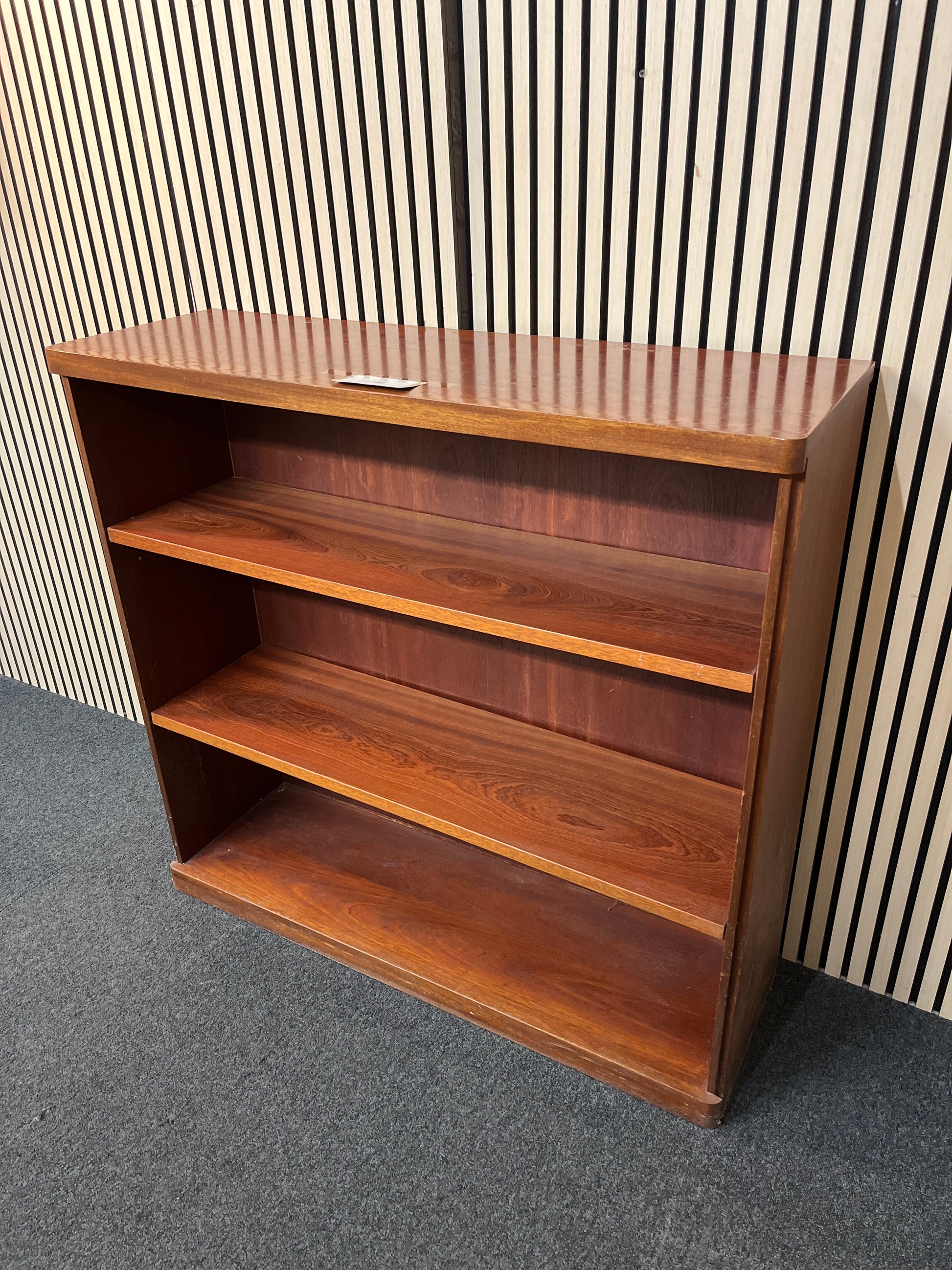 Low open mahogany bookcase (H 114 x W 120 x D 39 cm) 2425