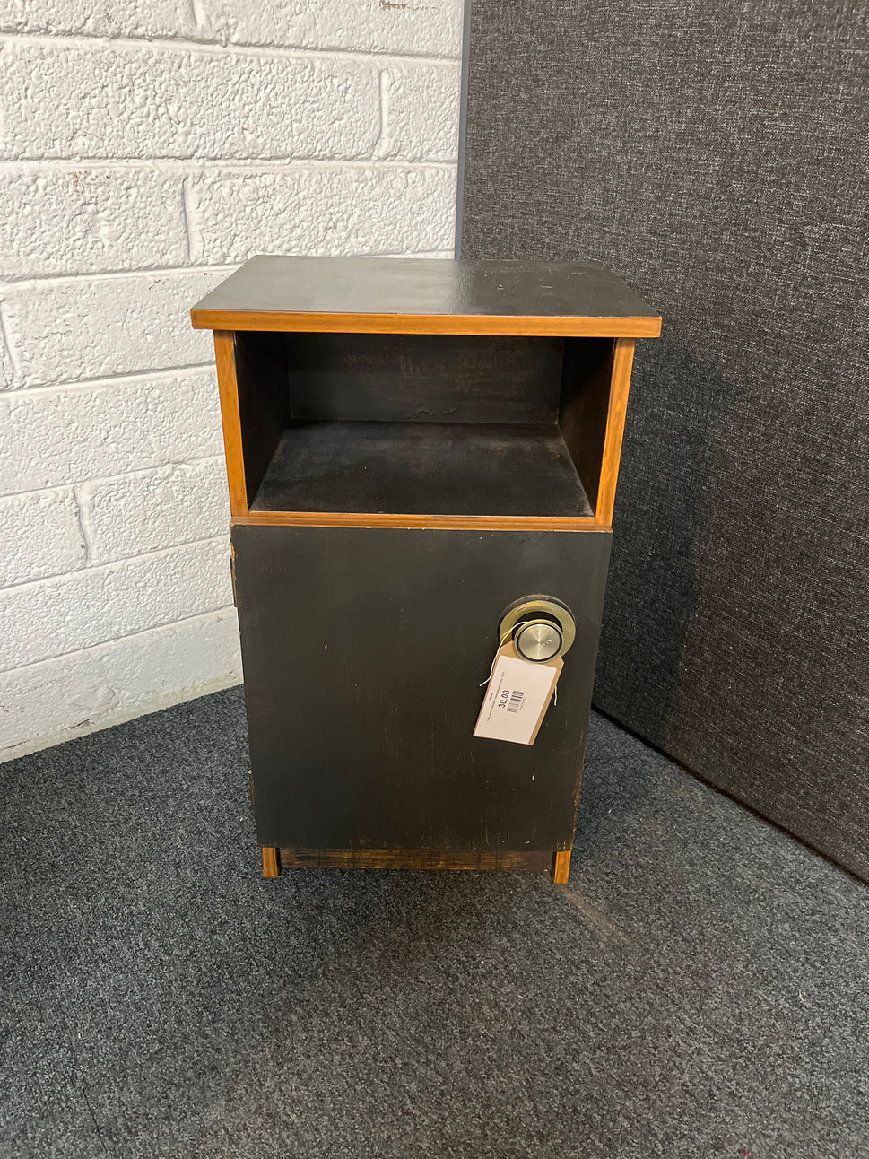 Grey painted wooden 1 door bedside locker 3225