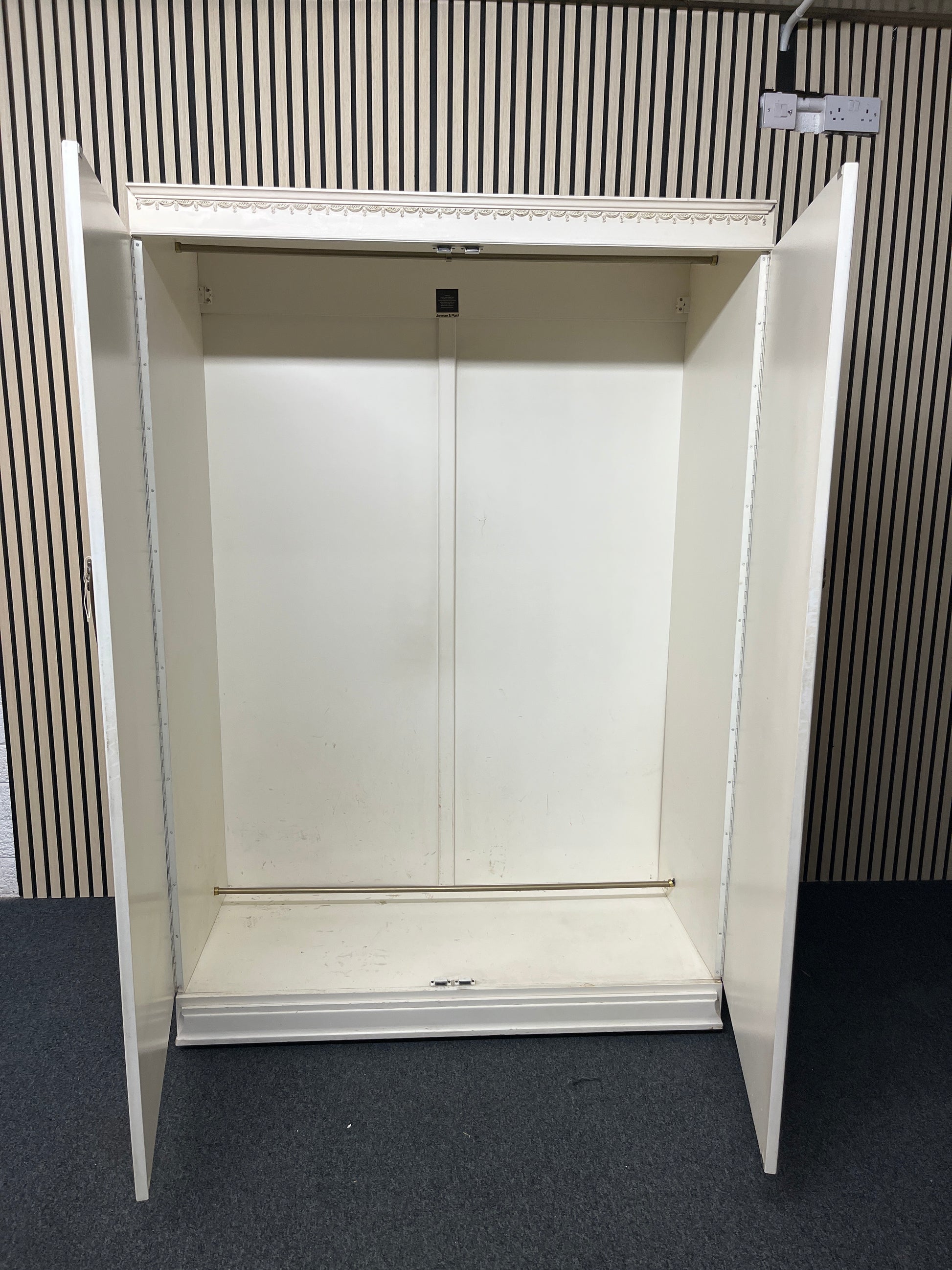 Ornate cream 2 door wardrobe (H 178 x W 122 x D 55 cm) 2325