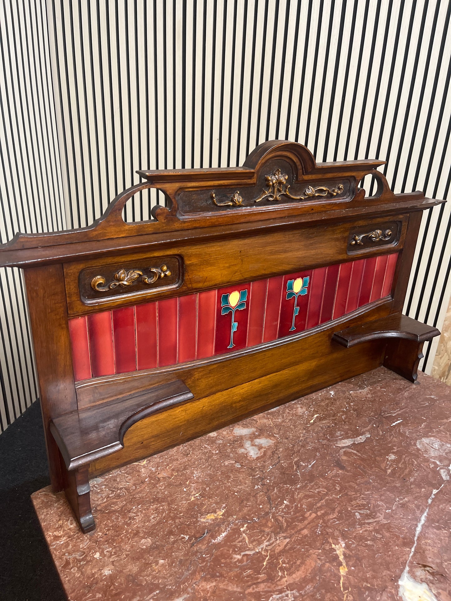 Marble top ornate wash stand with mahogany base (H 124 x W 92 x D 49 cm) 43584