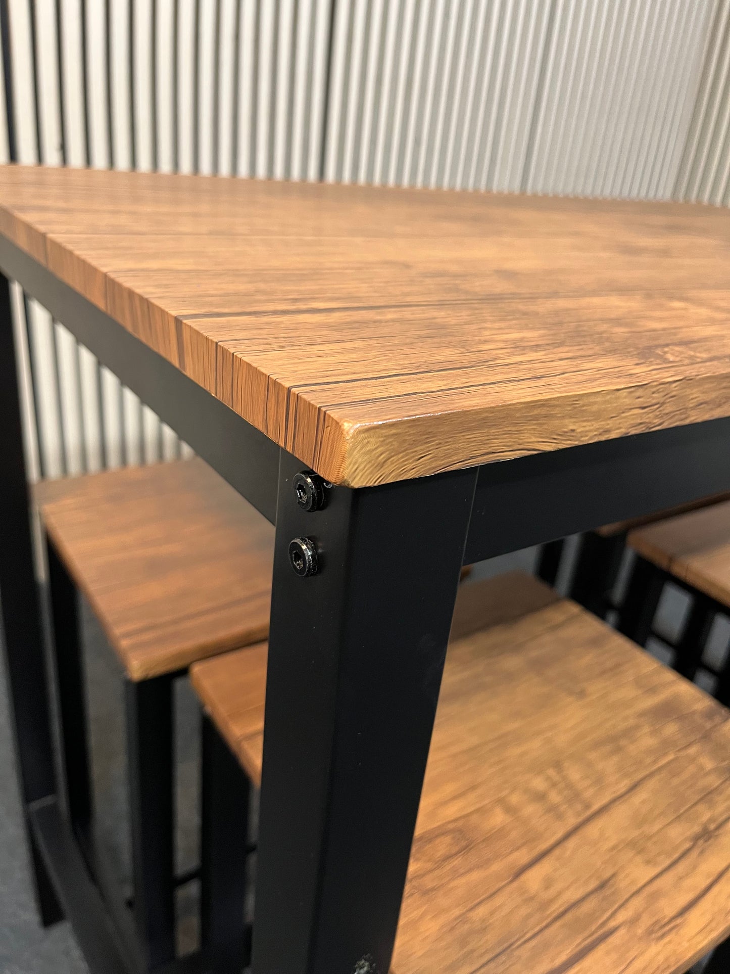 Pine and black metal framed Breakfast bar (H 87 x W 100 x D 60) with matching 4 stools  43768