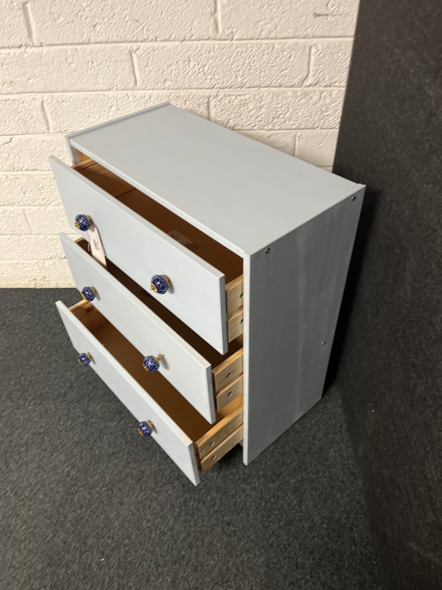 3 drawer pale blue painted chest of drawers with ornate ceramic handles (H 70 x W 62 x D 33 cm) Q4323